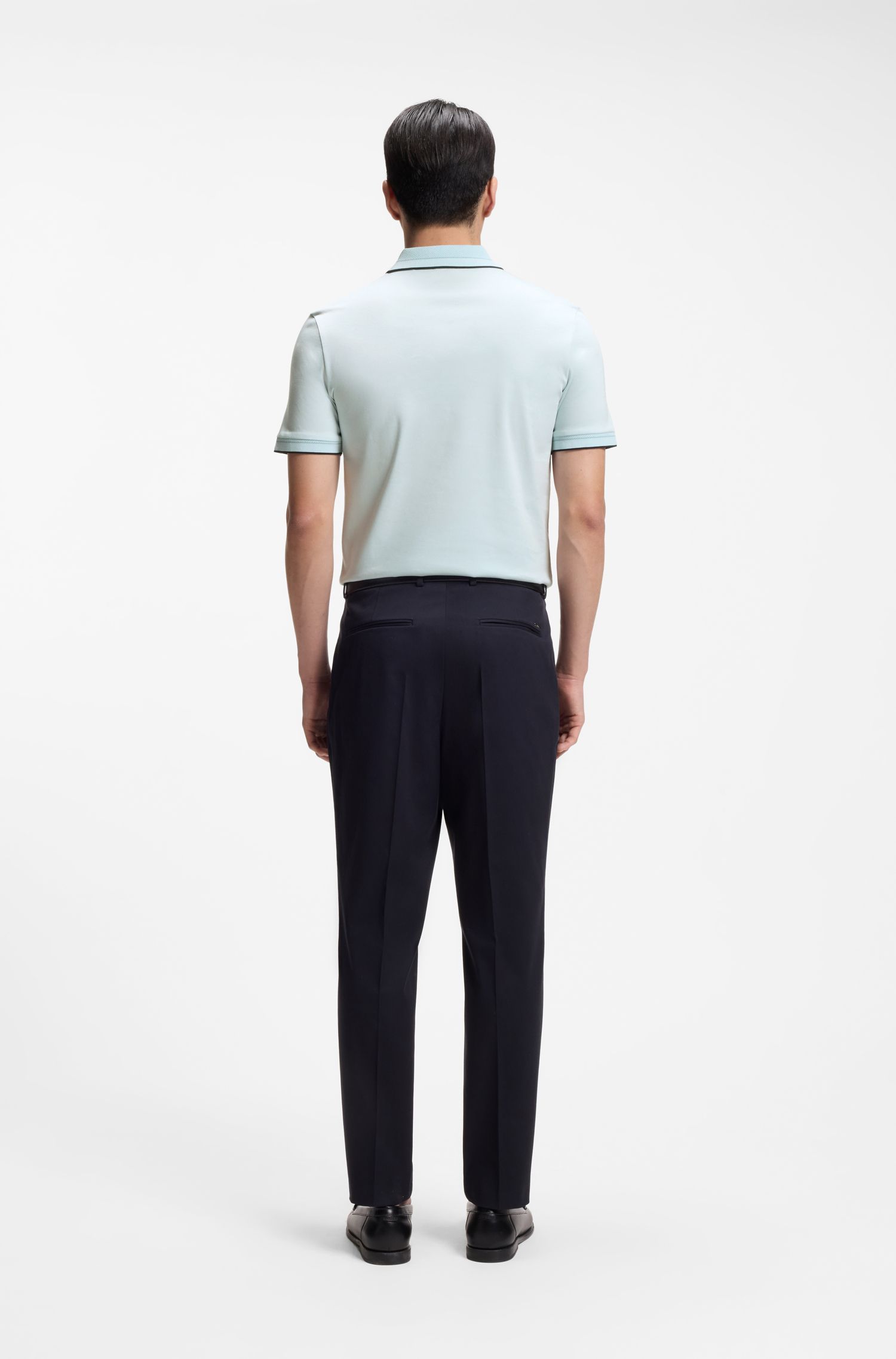 Áo polo dáng ôm làm từ vải cotton mercerized.