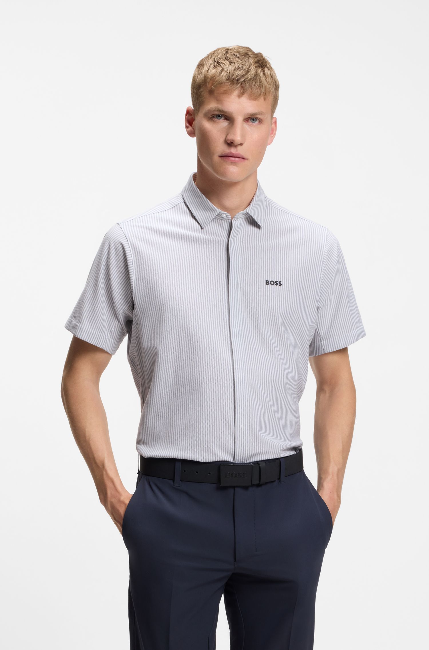 Áo sơ mi dáng regular fit làm từ vải cotton piqué.