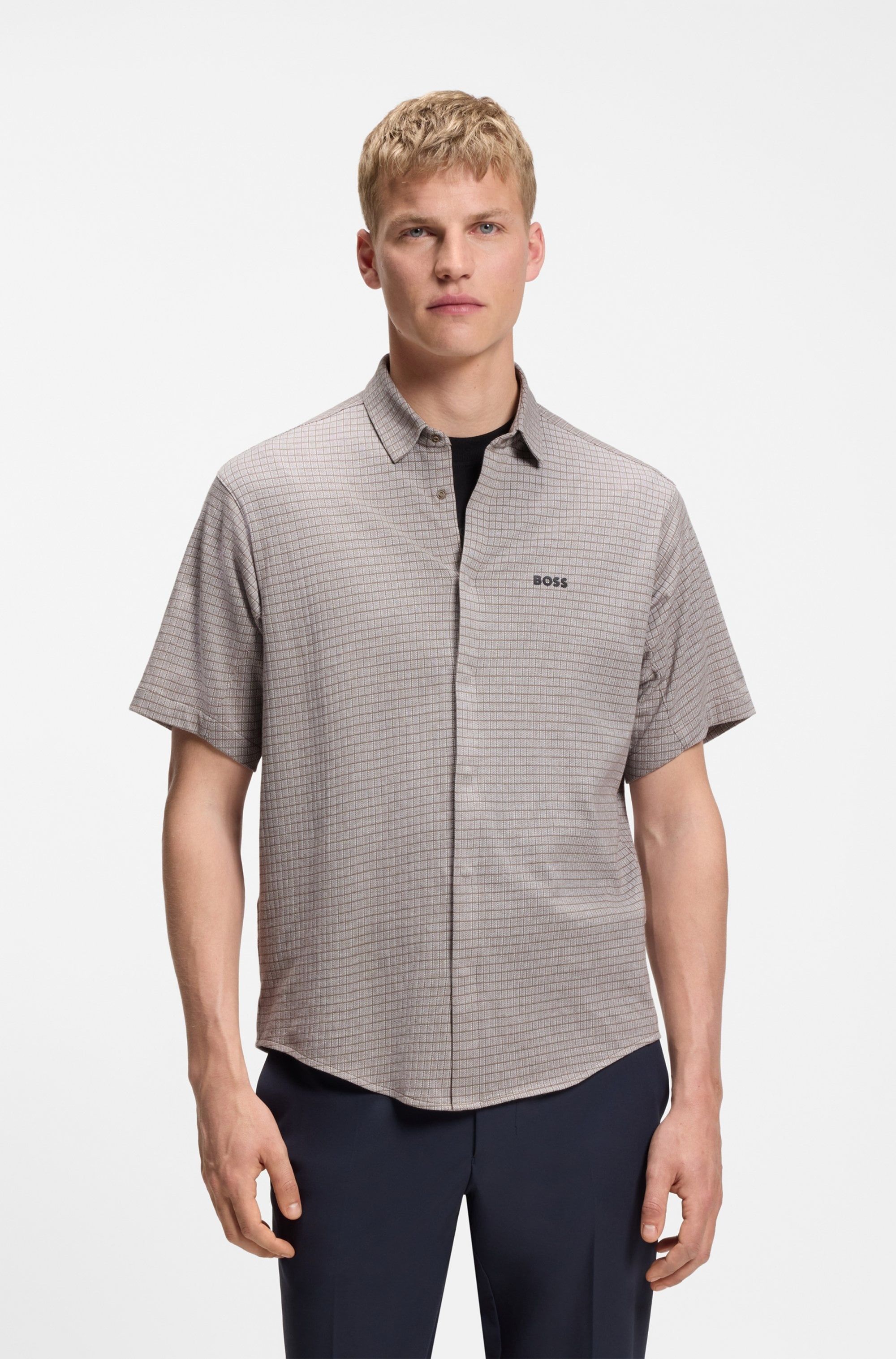 Áo sơ mi dáng regular fit làm từ vải cotton piqué.