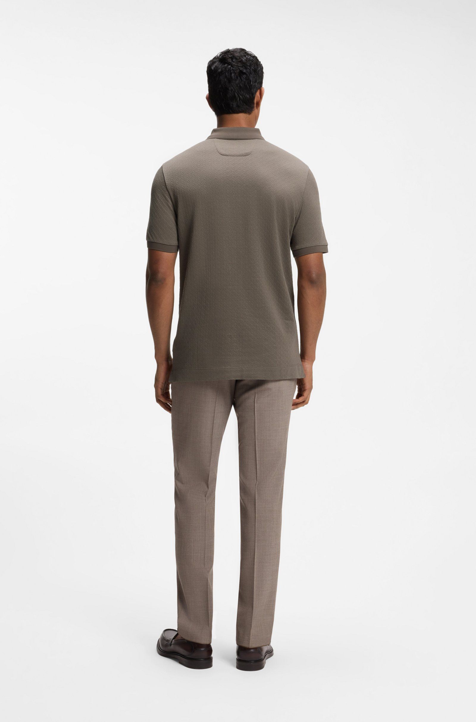 Áo polo dáng regular fit làm từ chất liệu jacquard cotton-lụa.