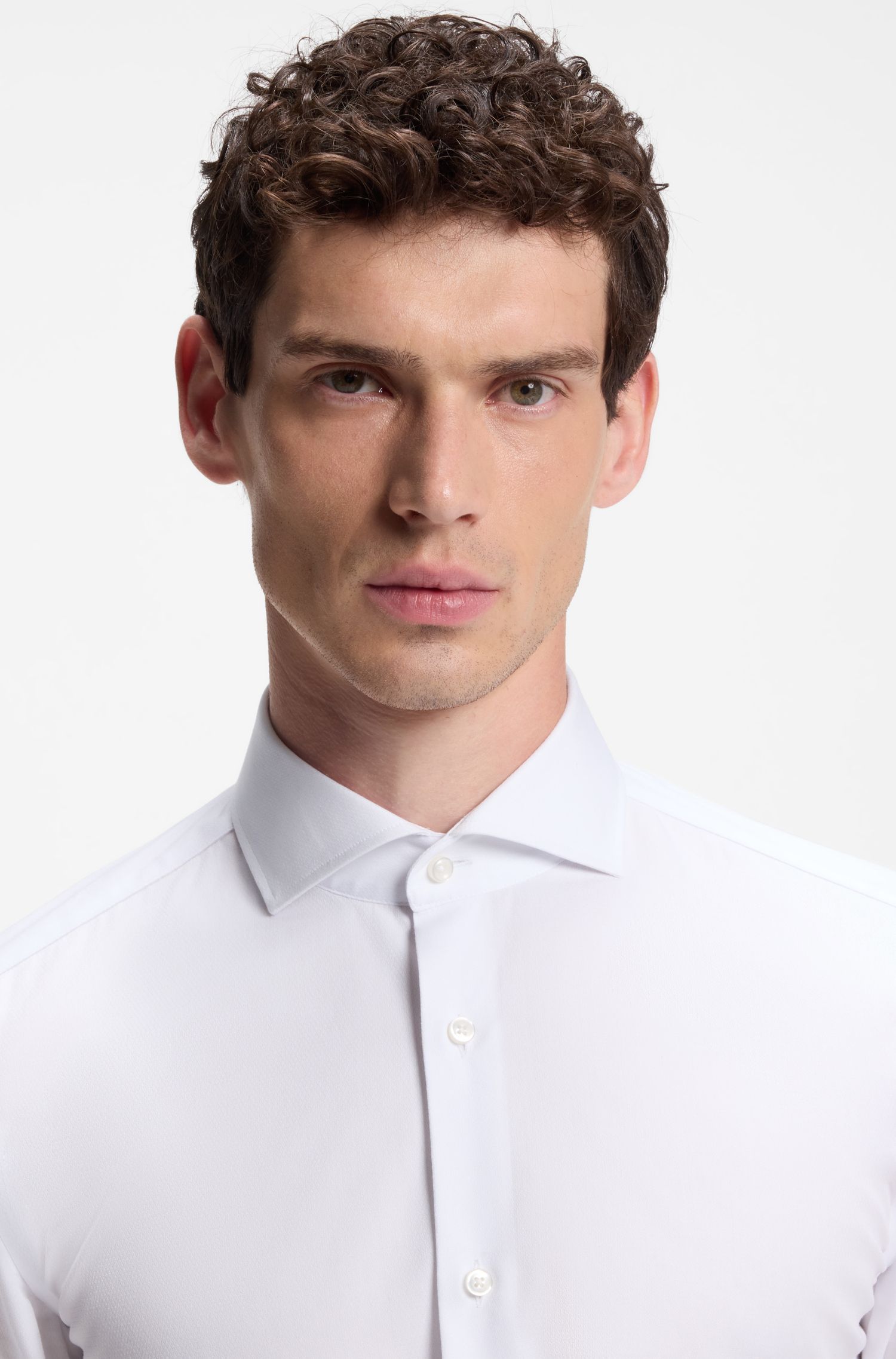 BOSS - Áo sơ mi dáng ôm được làm từ chất liệu pha cotton chống nhăn.
