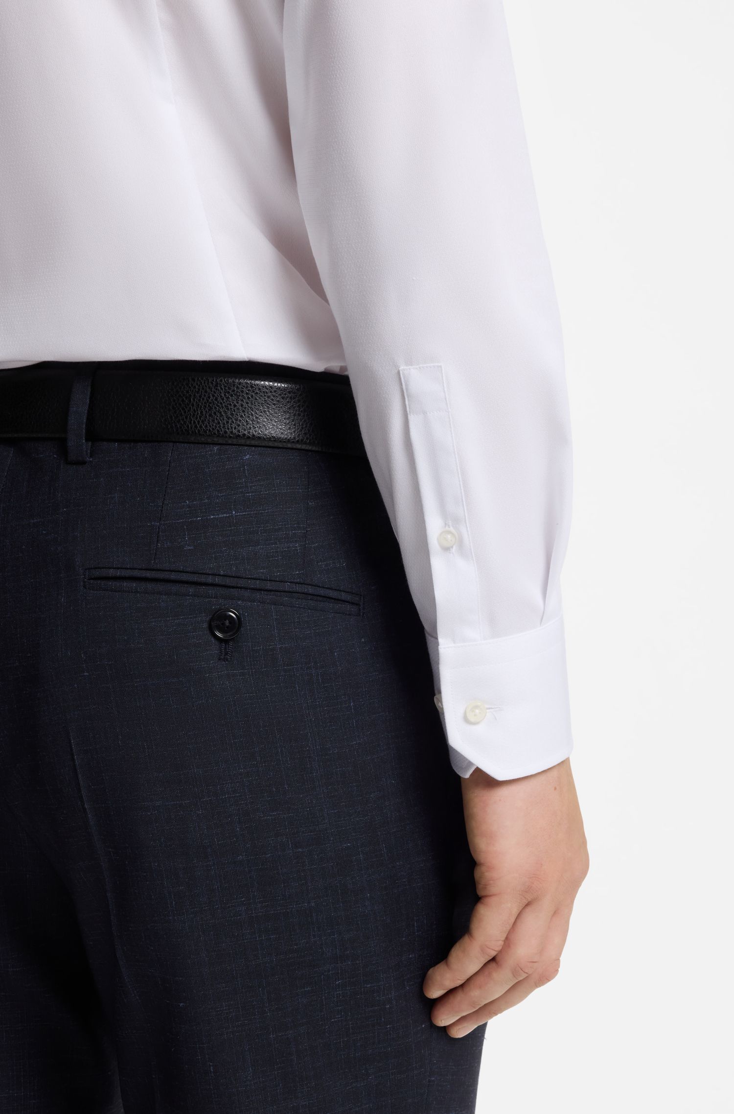 BOSS - Áo sơ mi dáng ôm được làm từ chất liệu pha cotton chống nhăn.