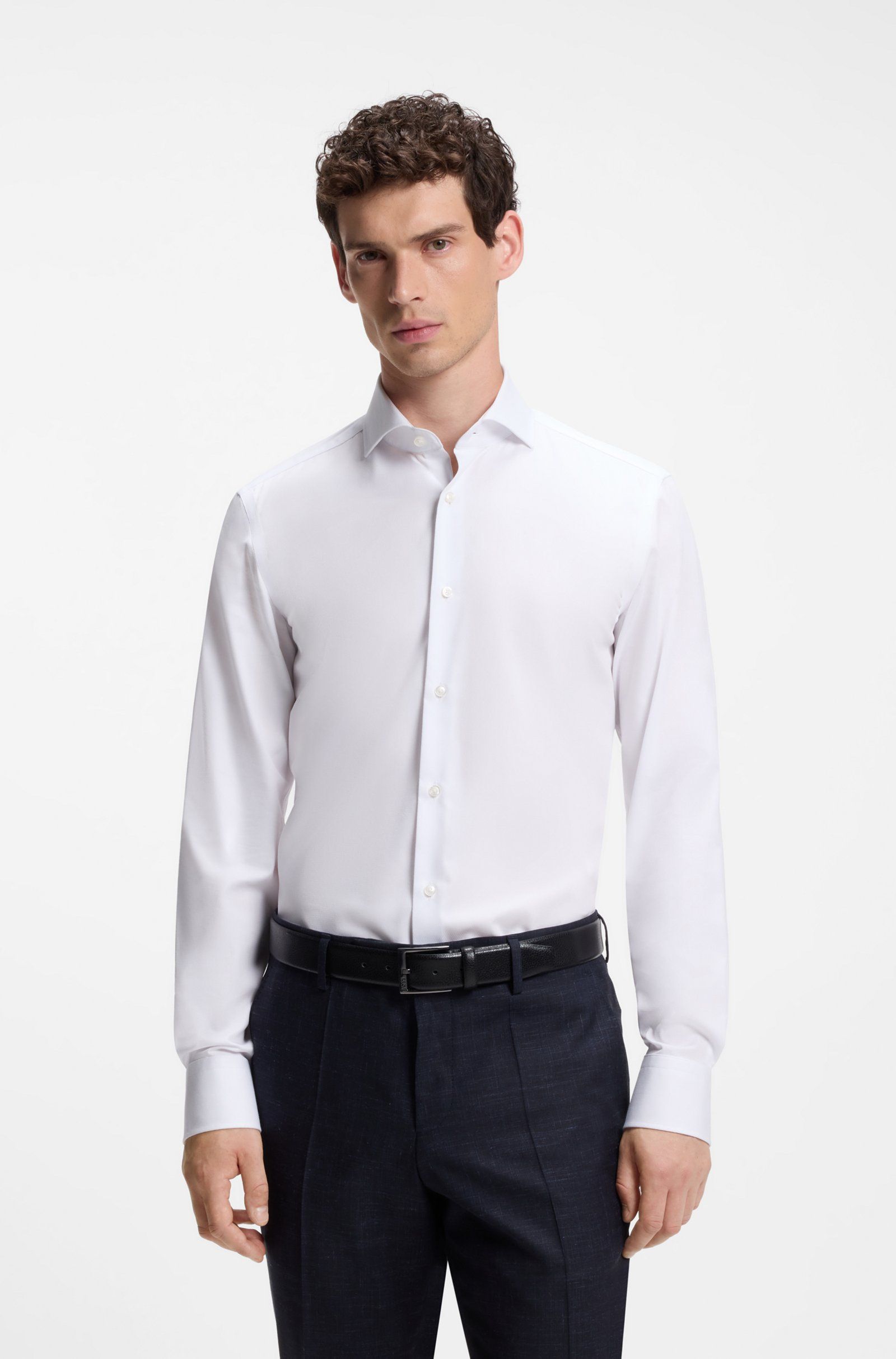 Áo sơ mi dáng ôm được làm từ chất liệu pha cotton chống nhăn.
