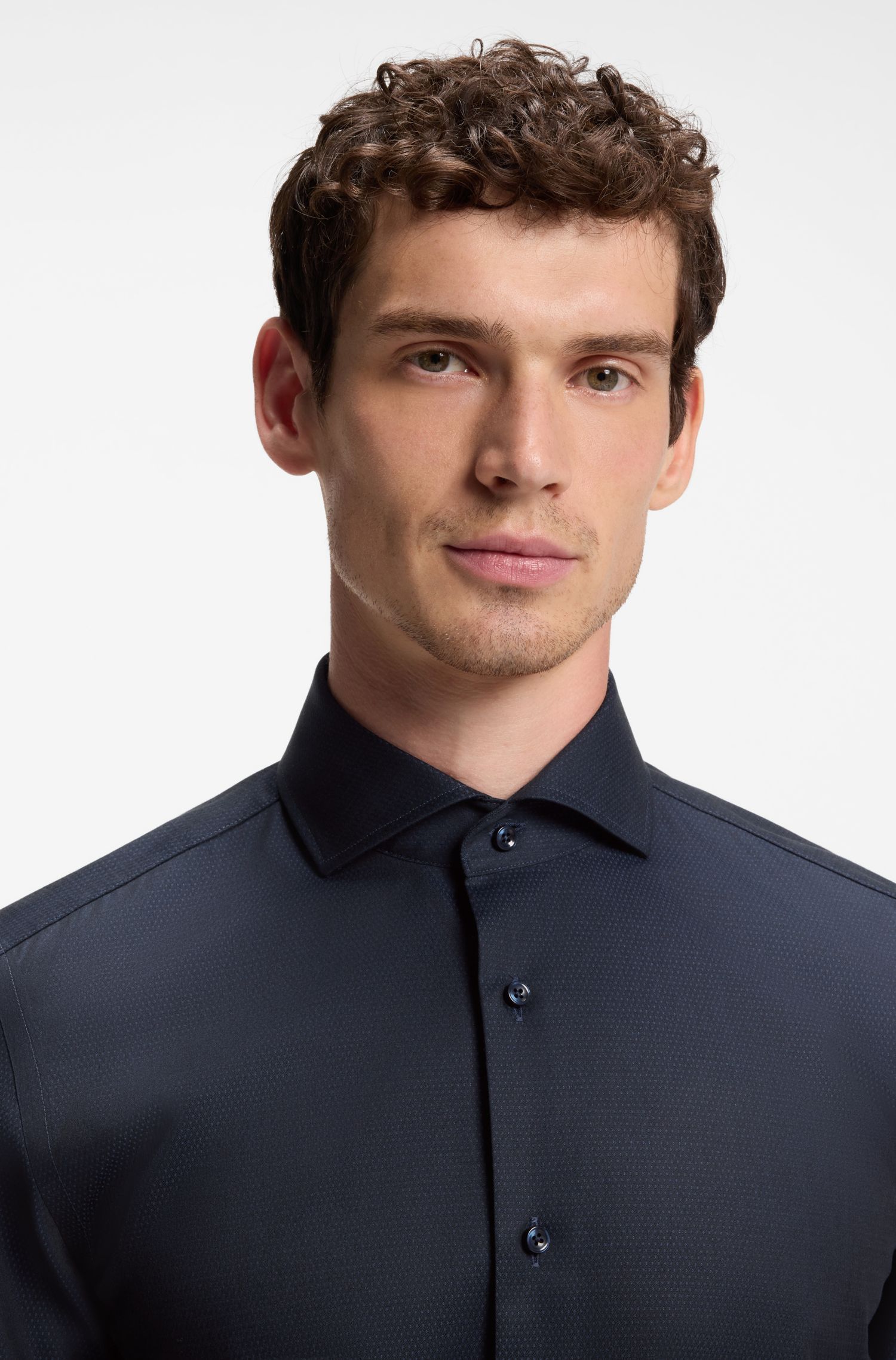 BOSS - Áo sơ mi dáng ôm được làm từ chất liệu pha cotton chống nhăn.