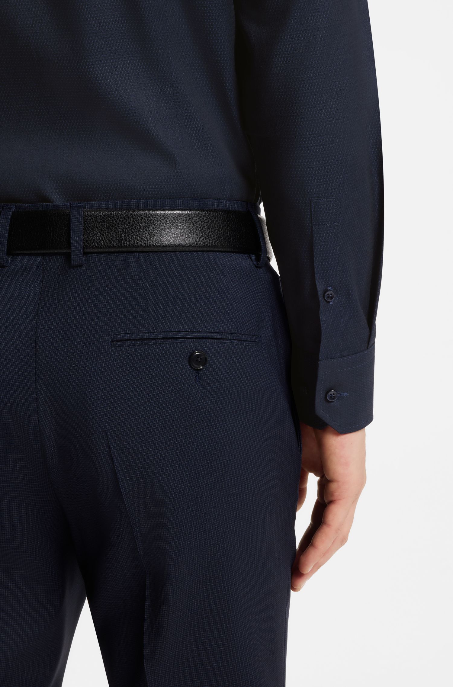 BOSS - Áo sơ mi dáng ôm được làm từ chất liệu pha cotton chống nhăn.