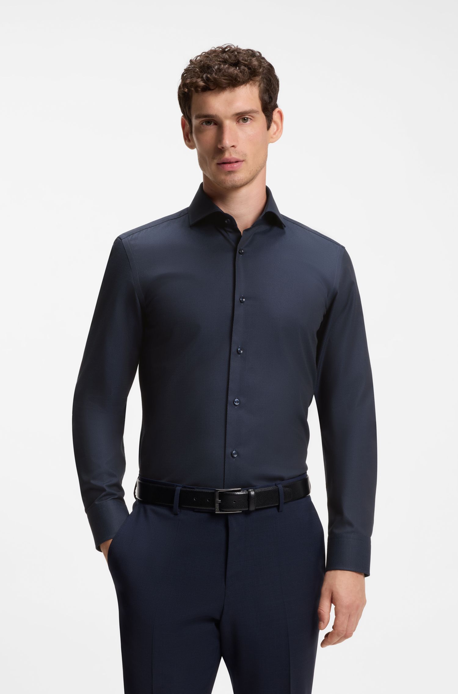 Áo sơ mi dáng ôm được làm từ chất liệu pha cotton chống nhăn.