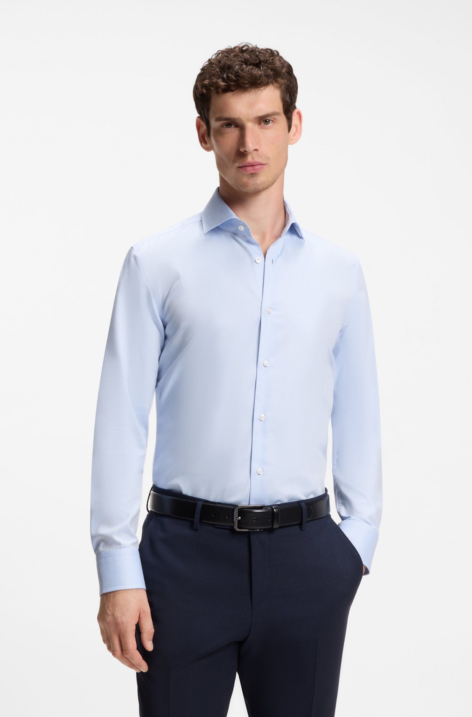 Áo sơ mi dáng ôm được làm từ chất liệu pha cotton chống nhăn.