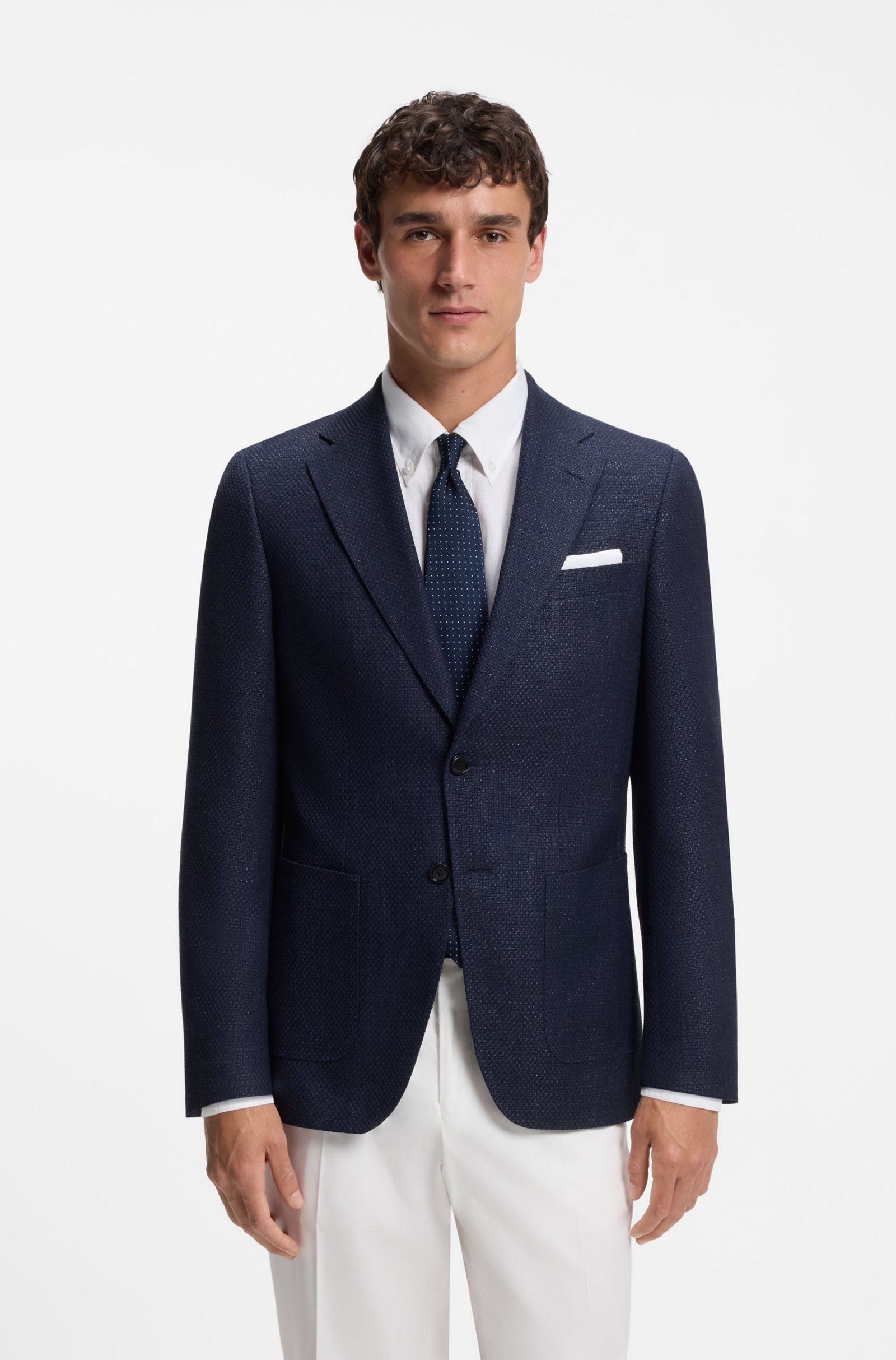Áo blazer dáng ôm, chất liệu pha len nguyên chất có họa tiết.
