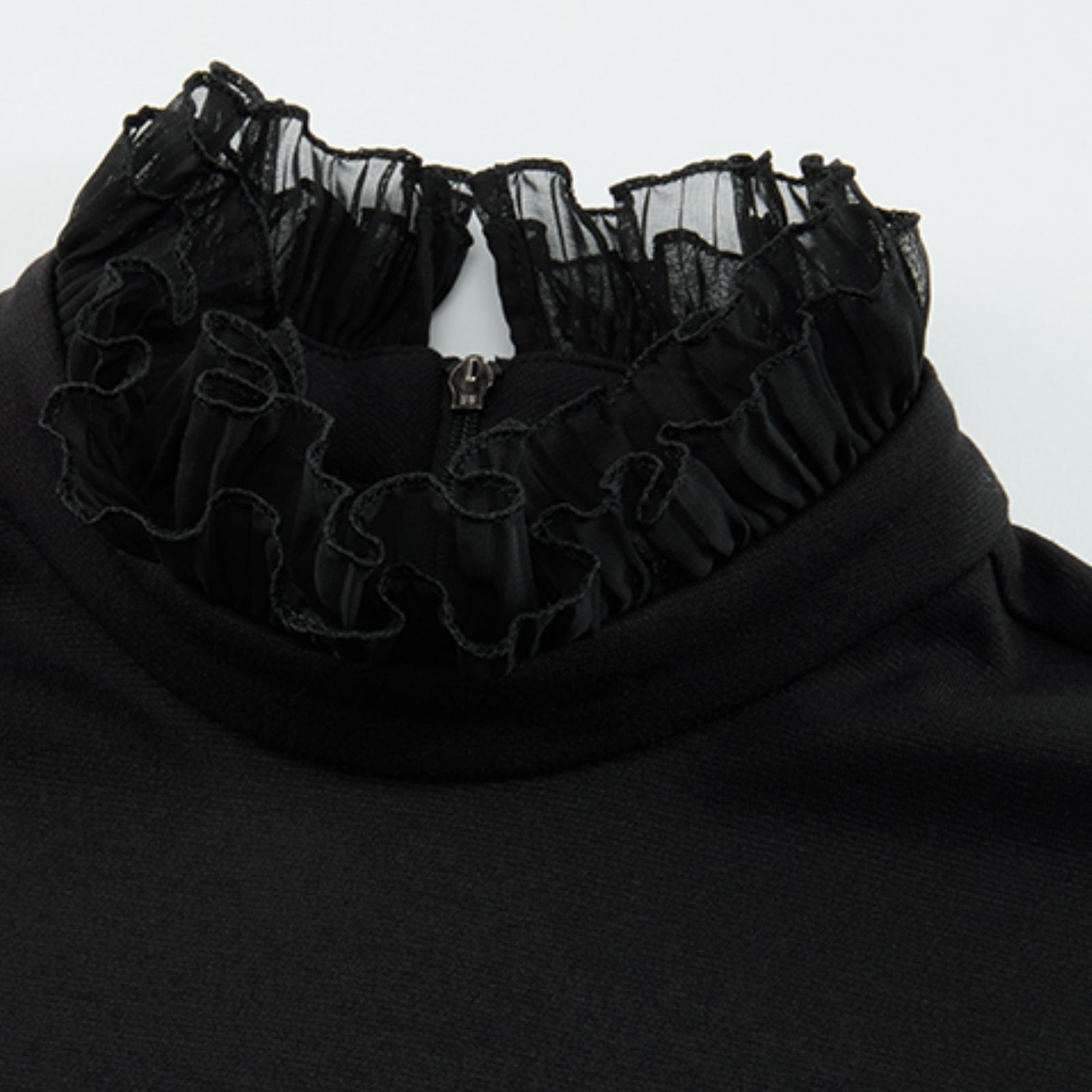 FairLiar - Áo thun Frill Sleeve High-Neck - Đen