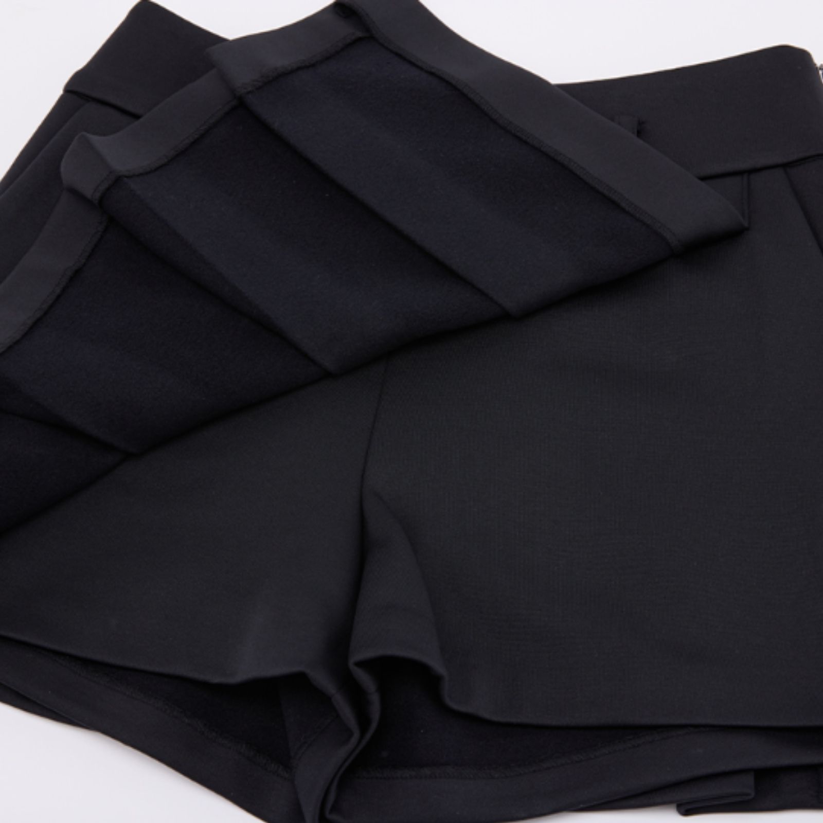 FairLiar - Quần shorts giả váy fleece pleated - Đen