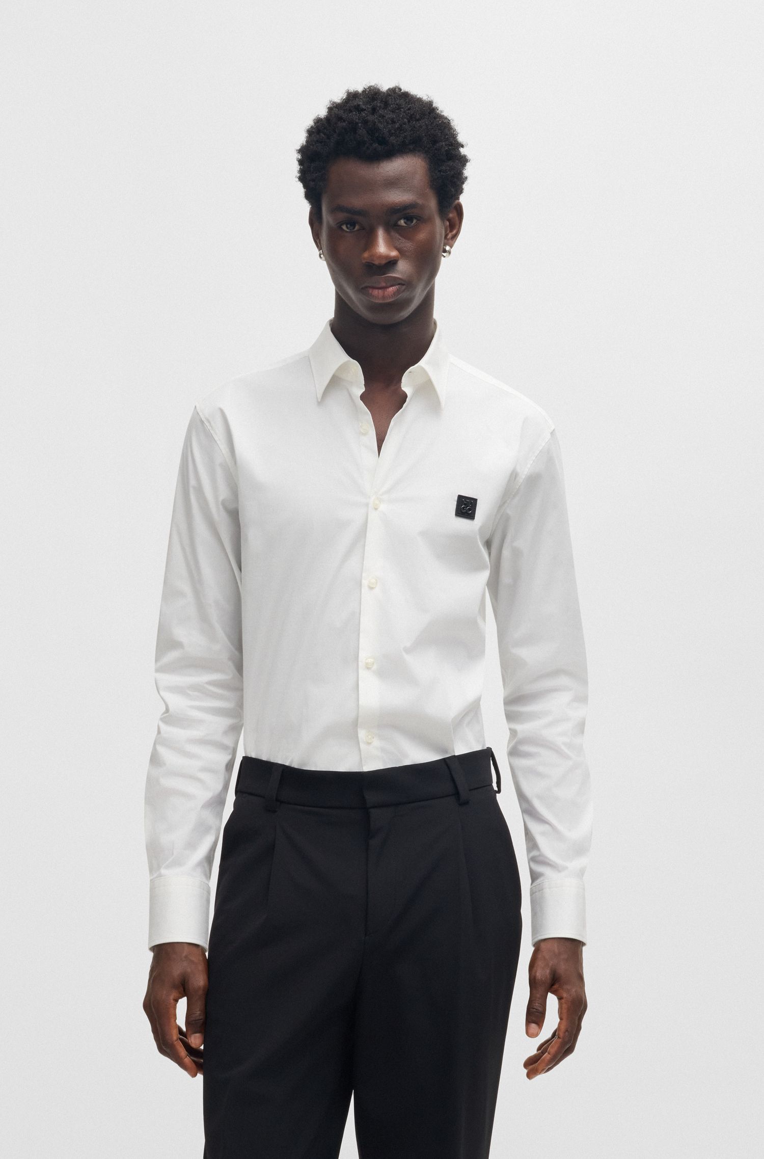 Áo sơ mi dáng slim-fit từ cotton co giãn với logo chồng