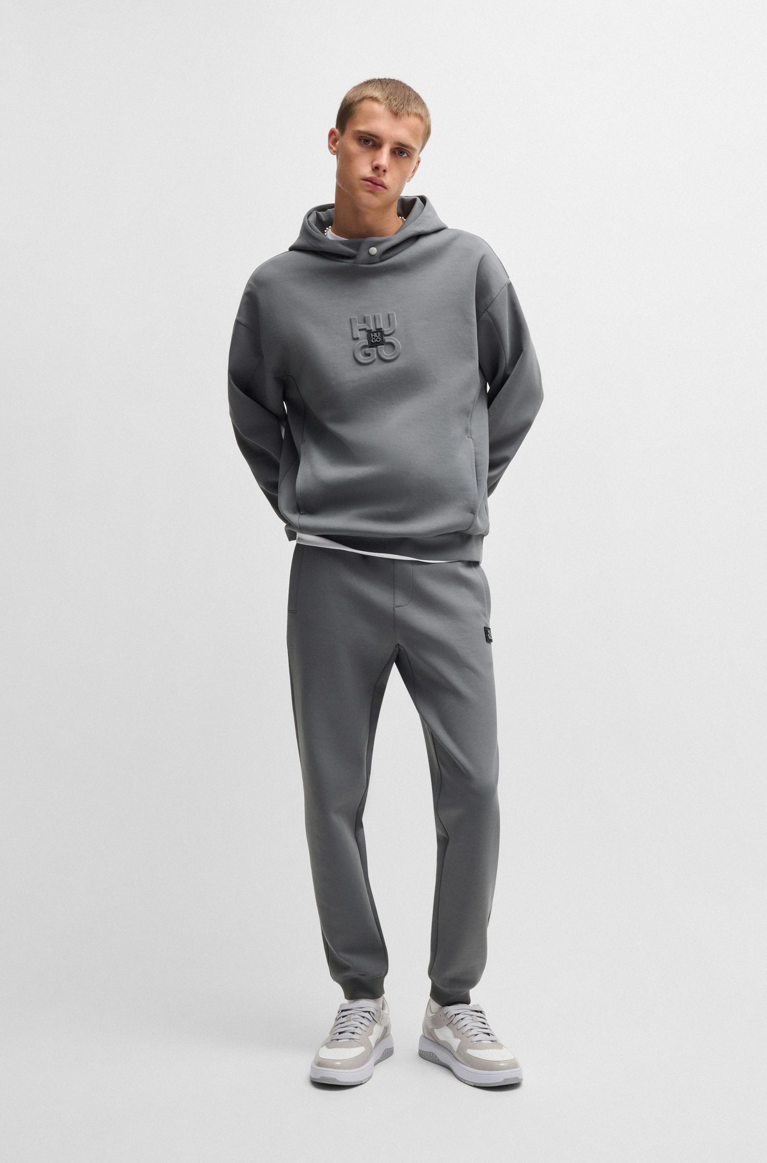 HUGO - Áo hoodie vải interlock có logo xếp chồng