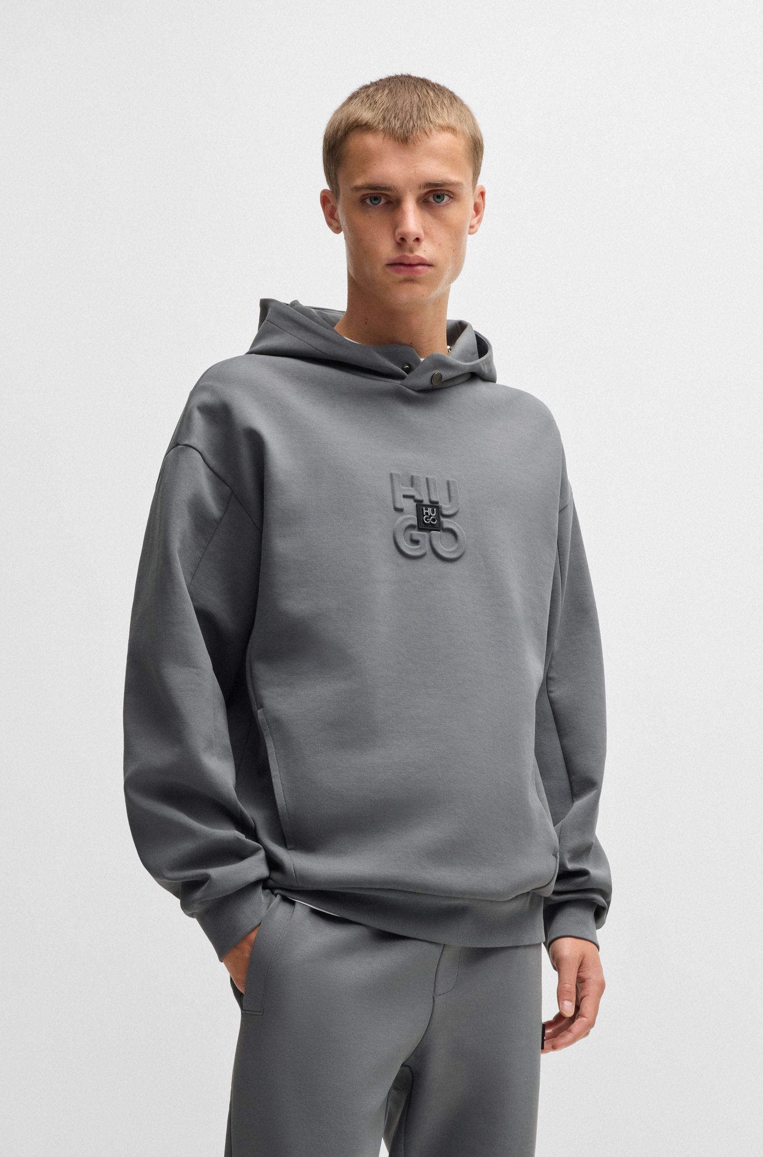 Áo hoodie vải interlock có logo xếp chồng