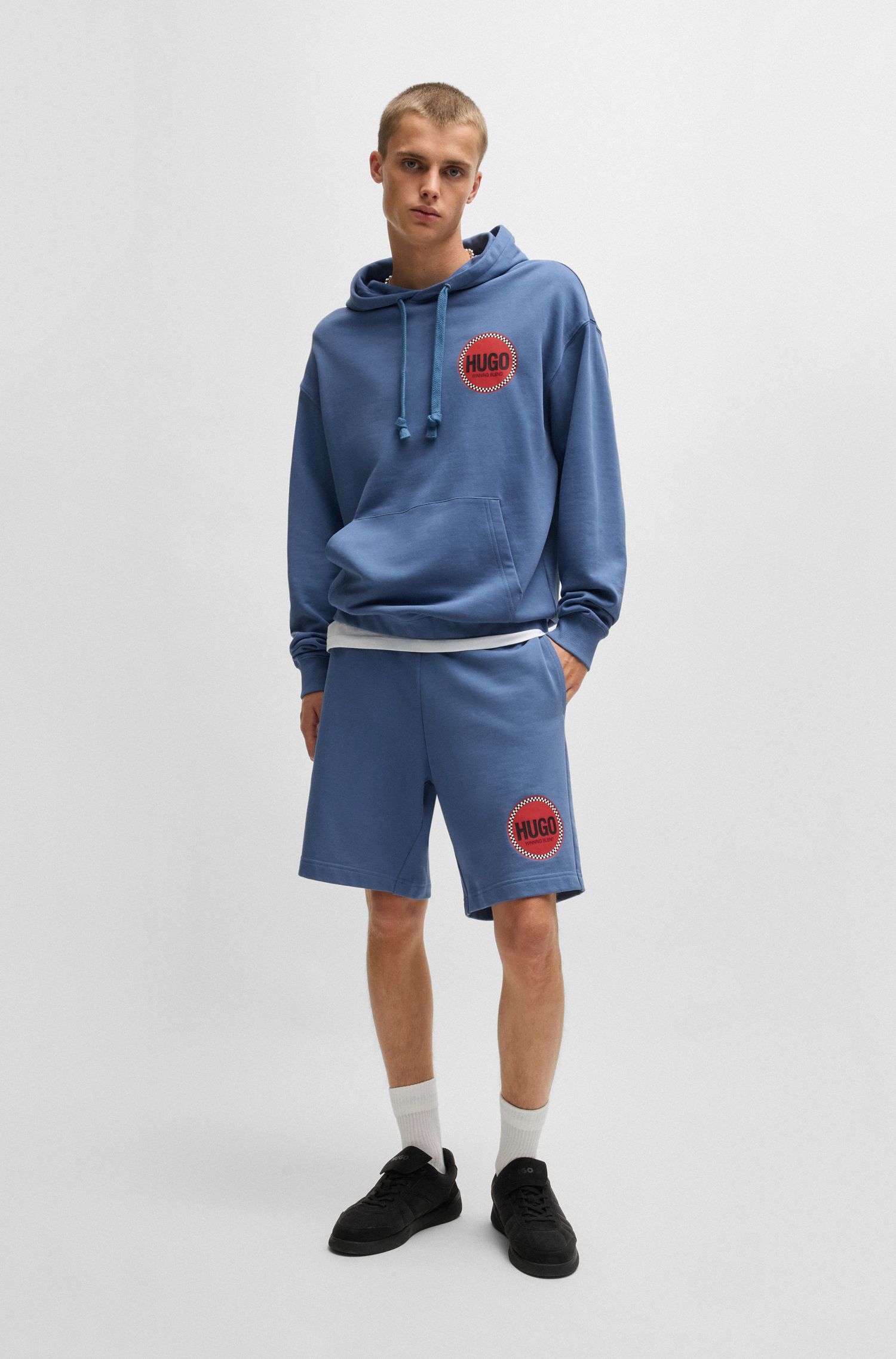HUGO - Quần shorts dáng relaxed vải cotton terry in logo