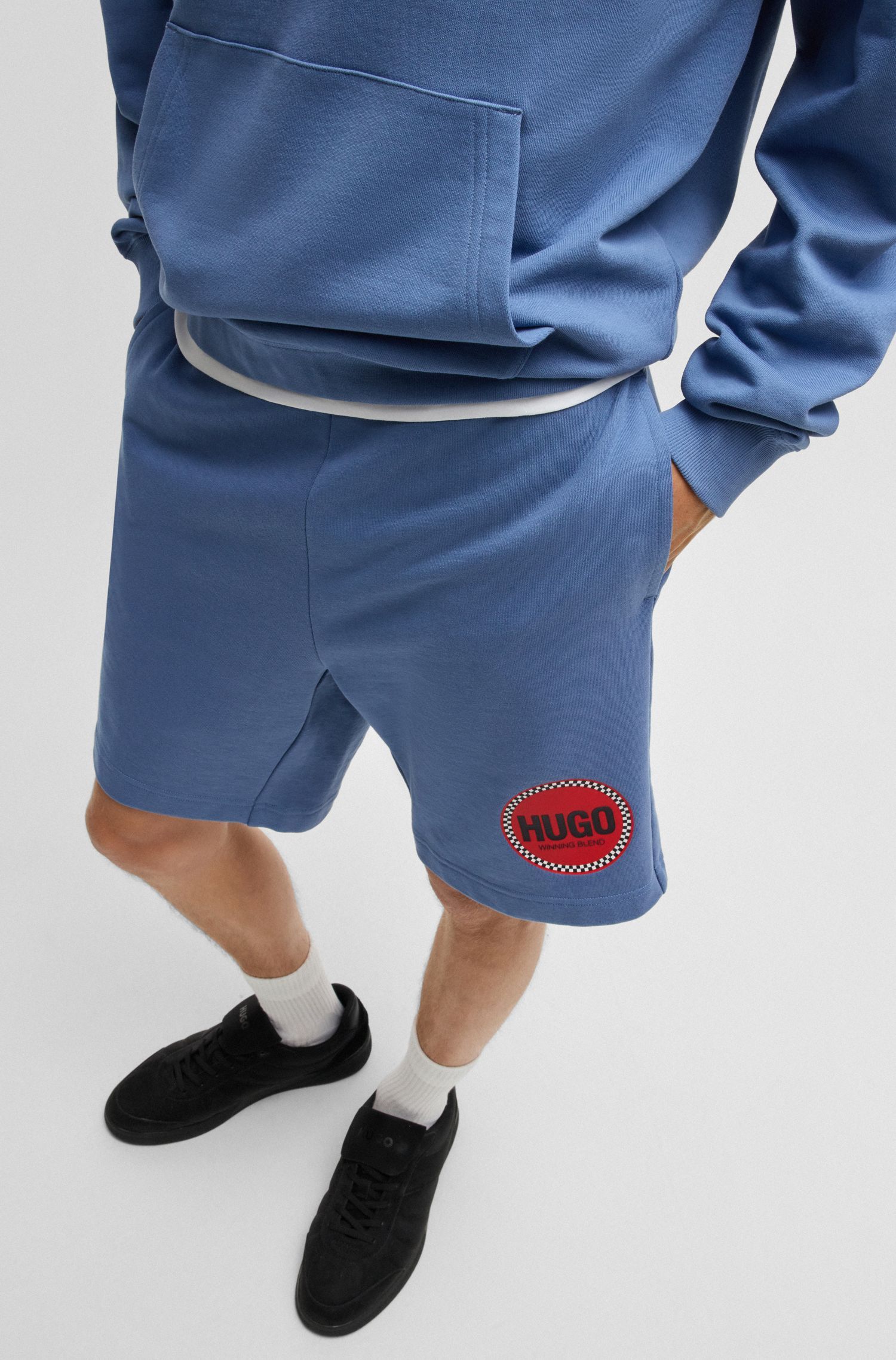 HUGO - Quần shorts dáng relaxed vải cotton terry in logo