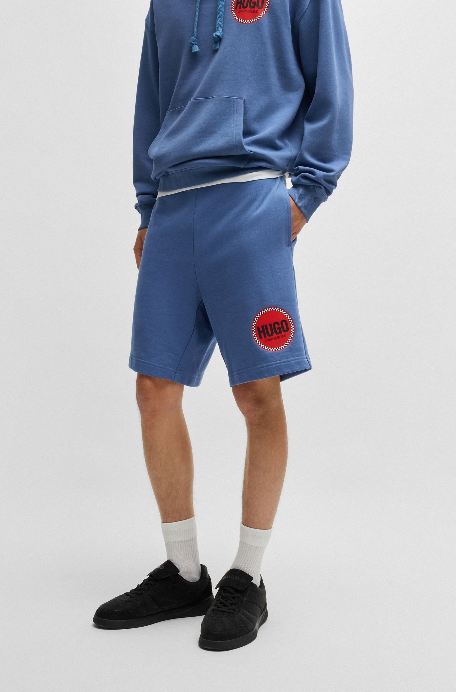 HUGO - Quần shorts dáng relaxed vải cotton terry in logo