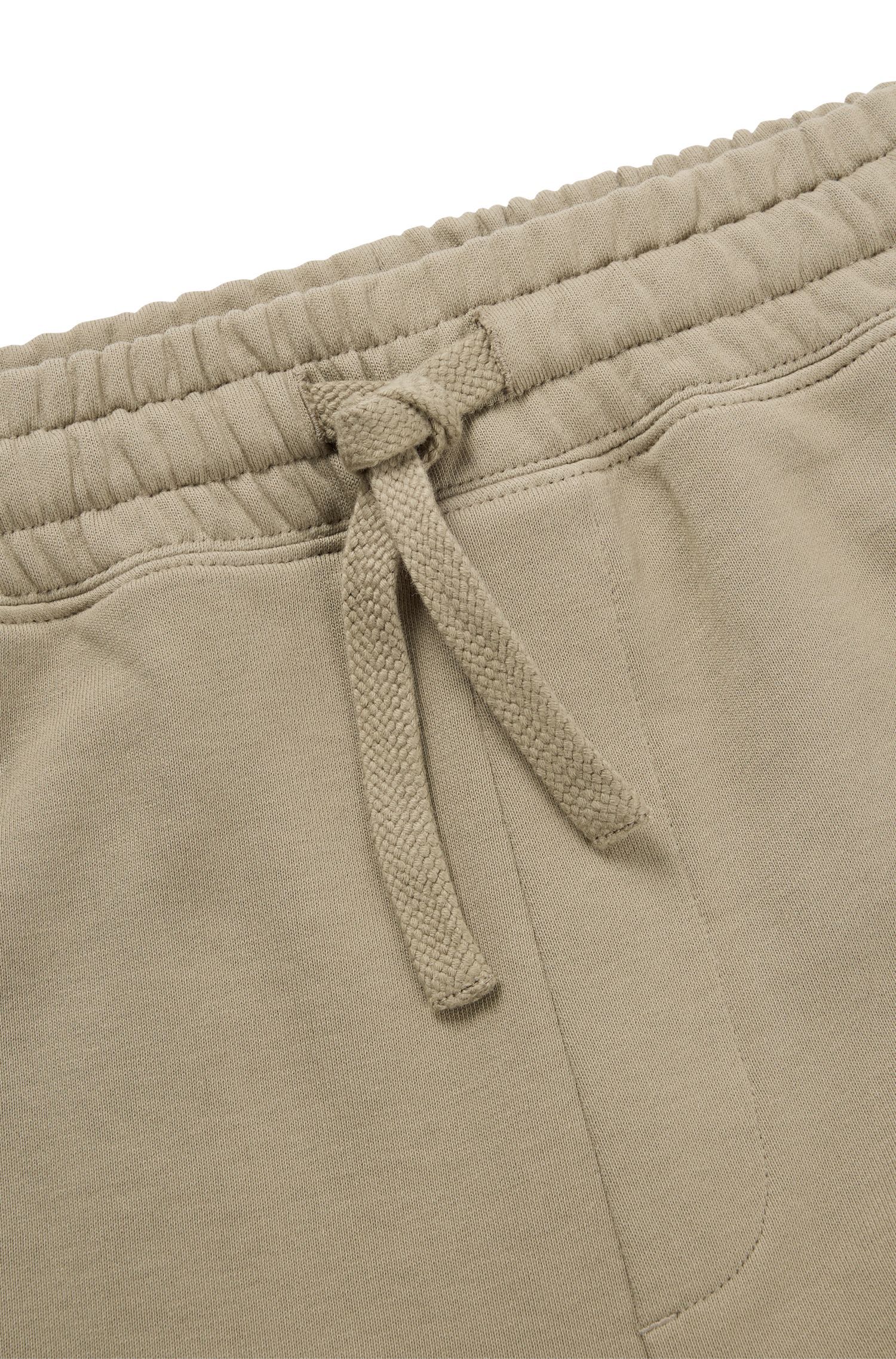 HUGO - Quần shorts dáng relaxed vải cotton terry in logo