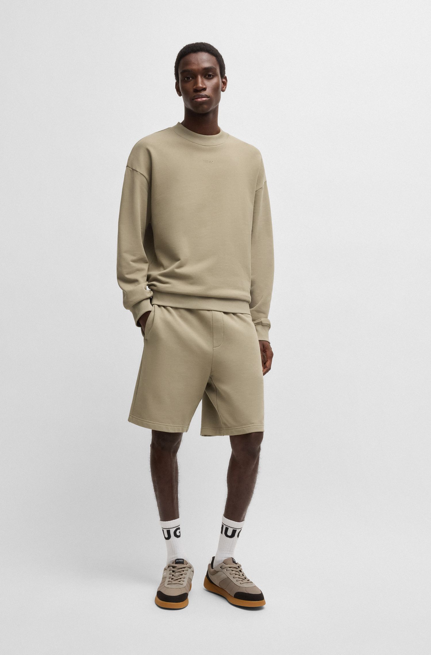 HUGO - Quần shorts dáng relaxed vải cotton terry in logo