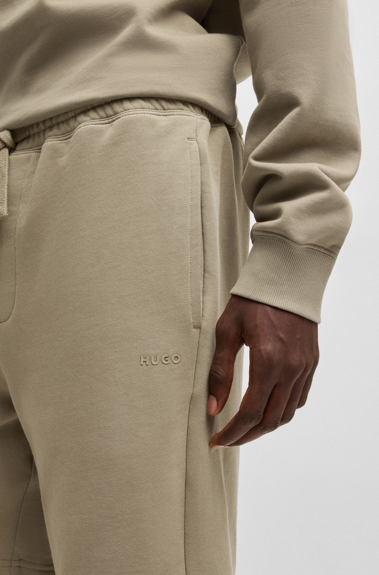 HUGO - Quần shorts dáng relaxed vải cotton terry in logo