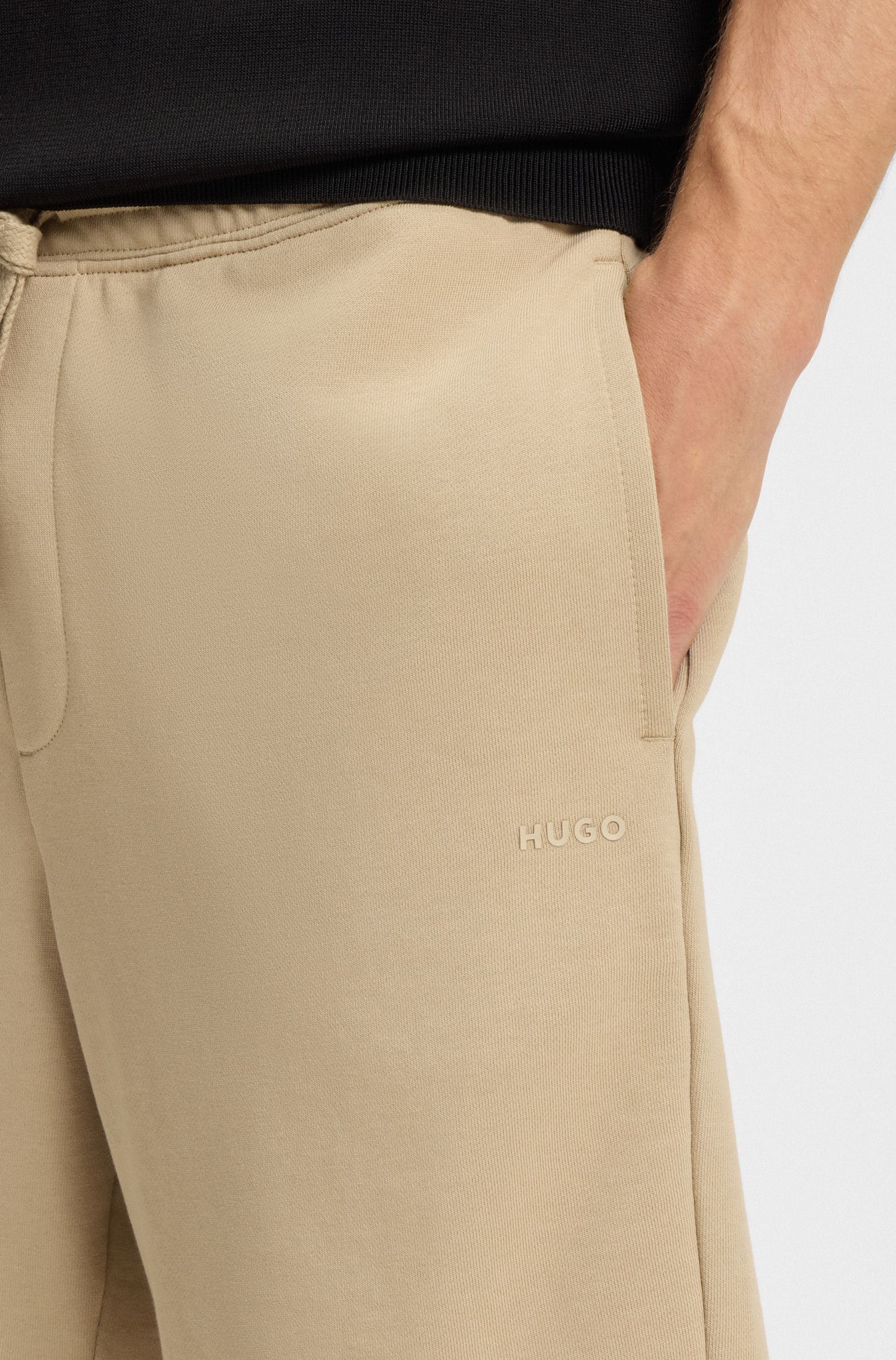 HUGO - Quần shorts dáng relaxed vải cotton terry in logo