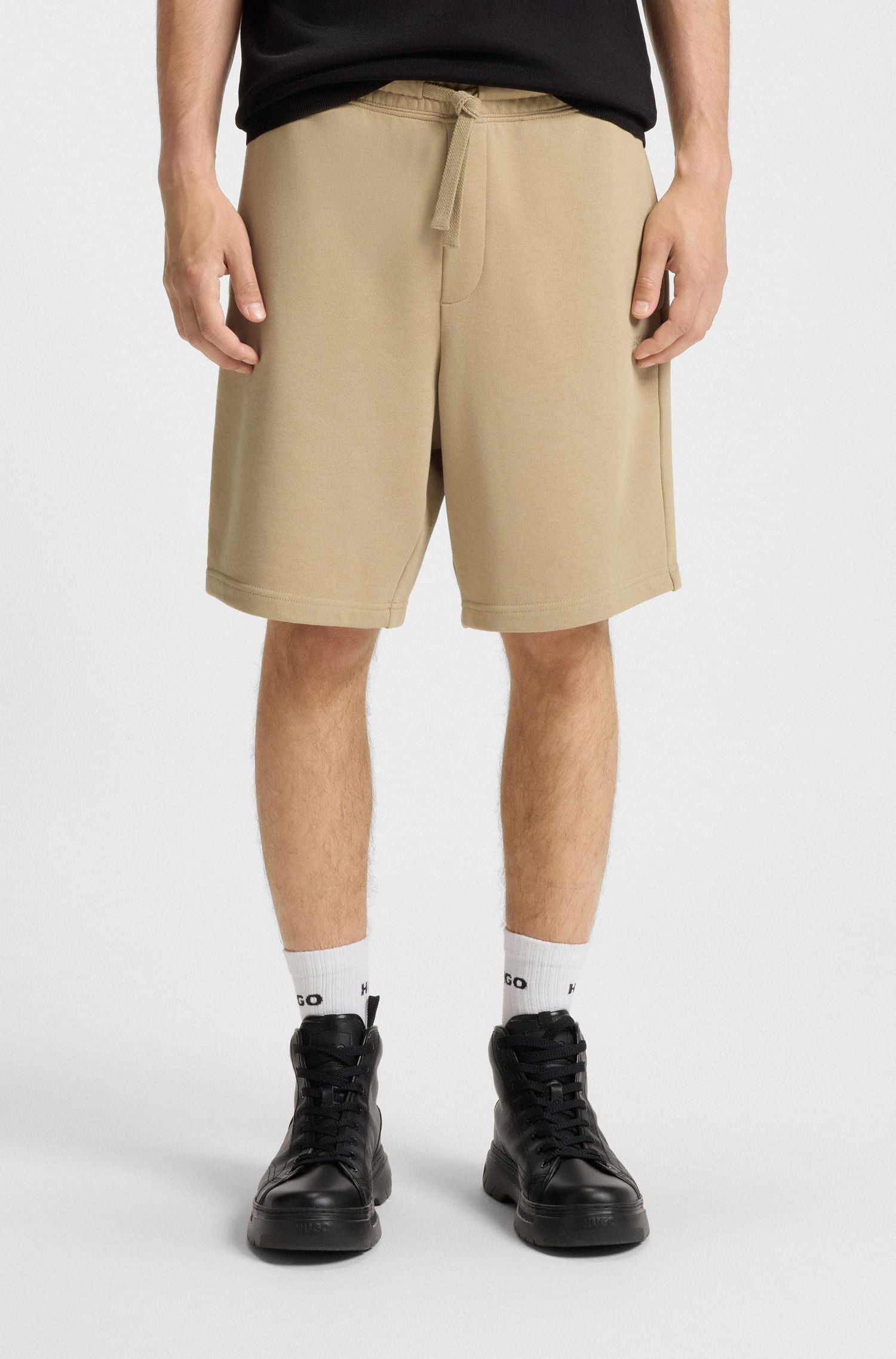 Quần shorts dáng relaxed vải cotton terry in logo