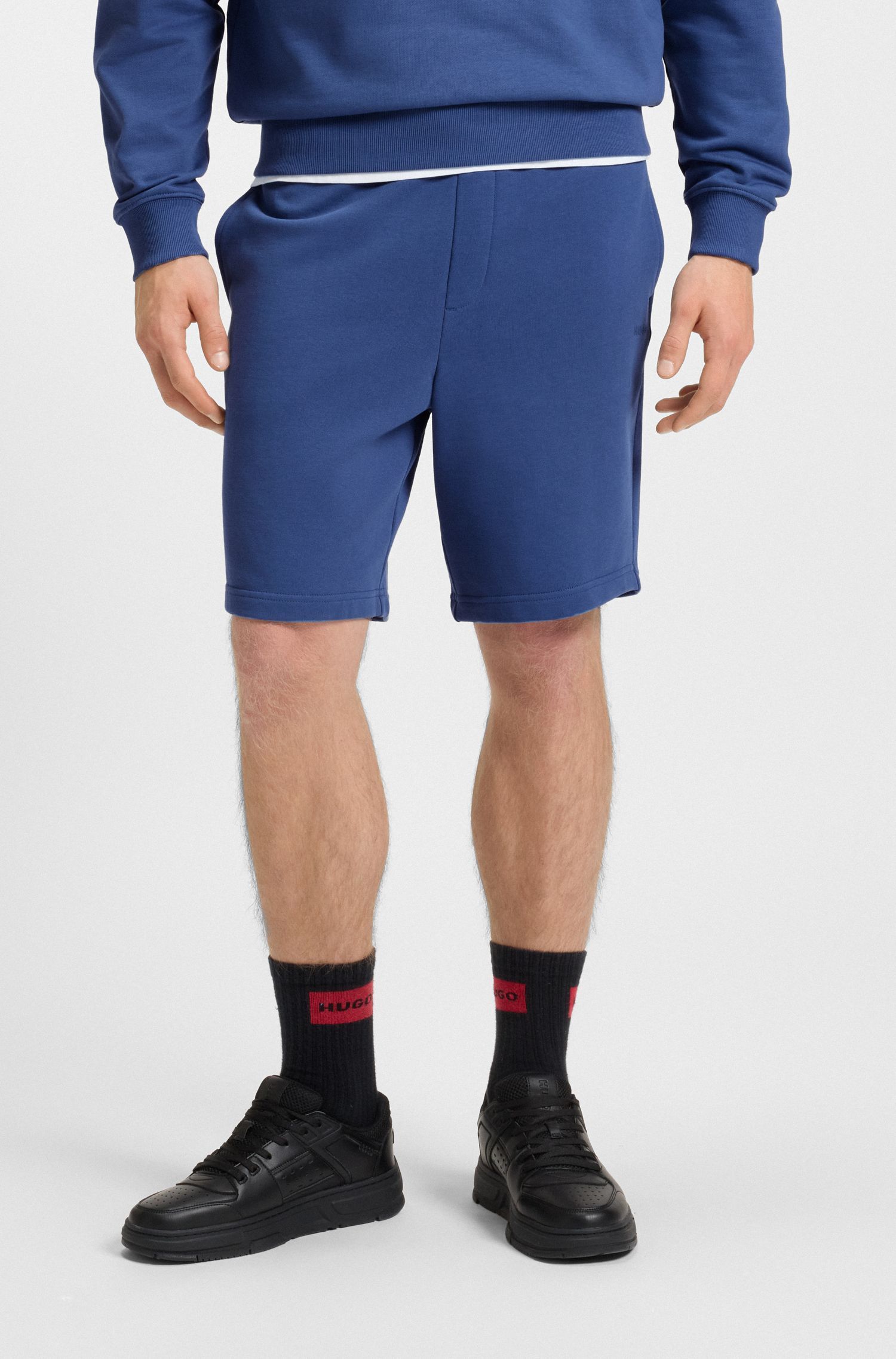 Quần shorts dáng relaxed vải cotton terry in logo