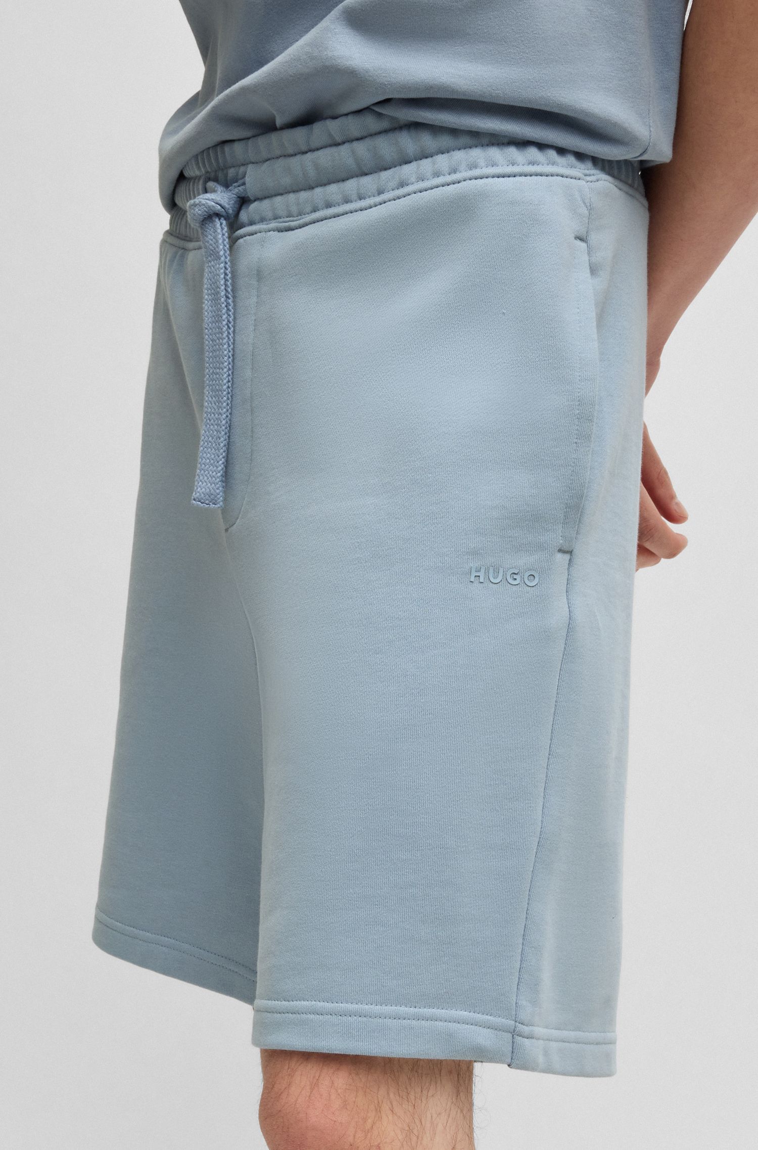 HUGO - Quần shorts dáng relaxed vải cotton terry in logo