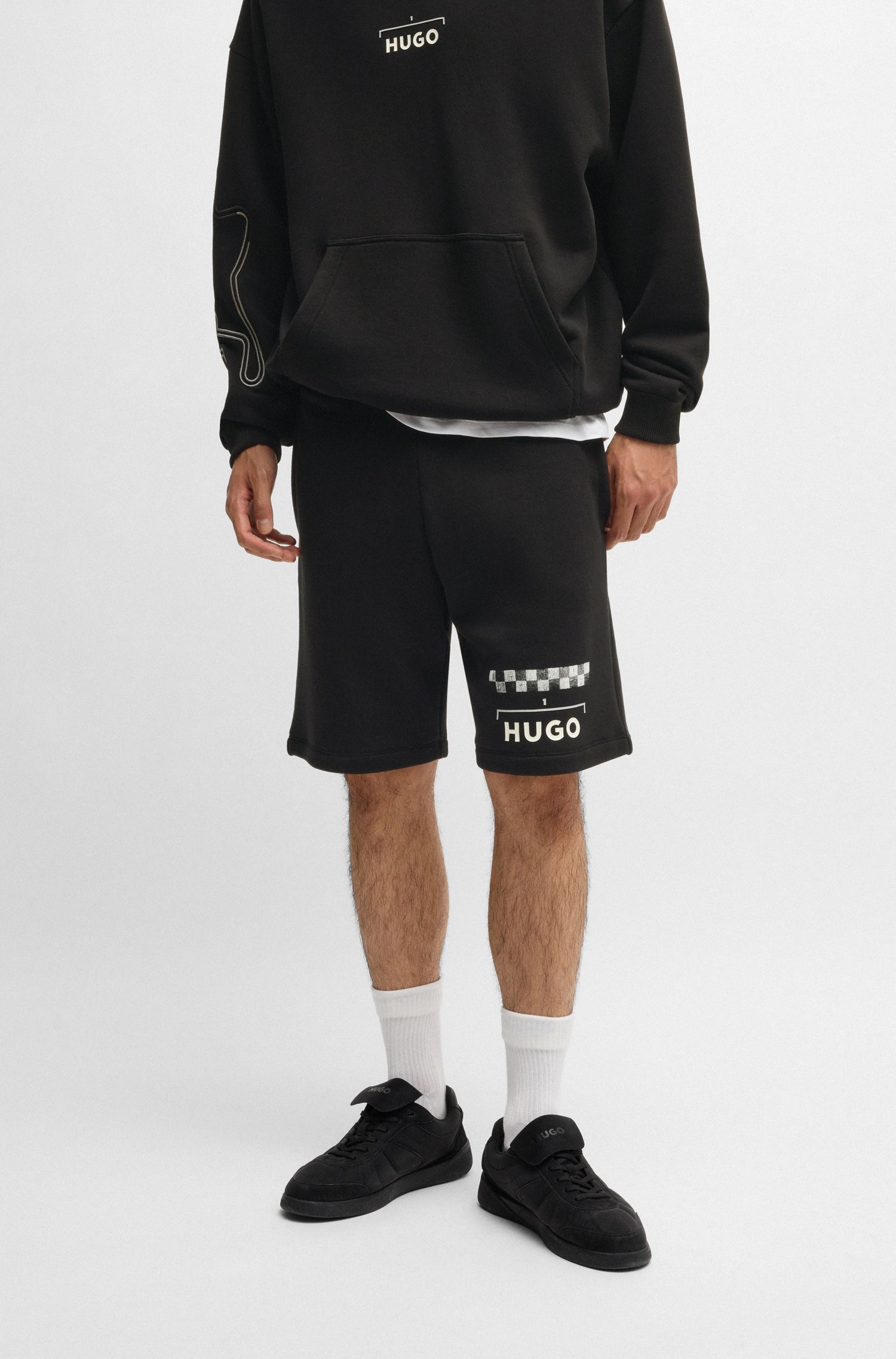 Quần shorts in họa tiết đua xe
