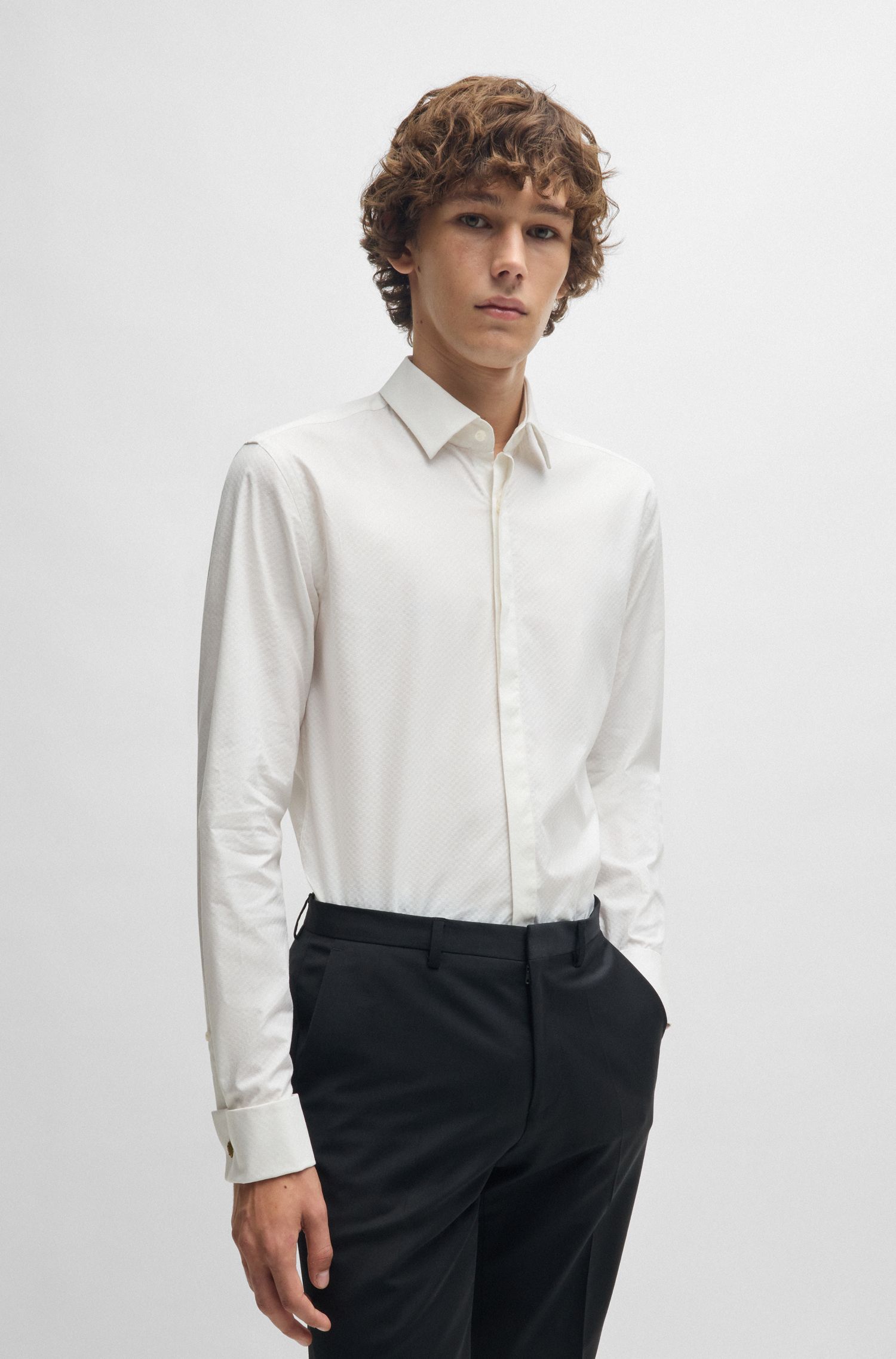 Áo sơ mi dáng slim-fit từ cotton co giãn