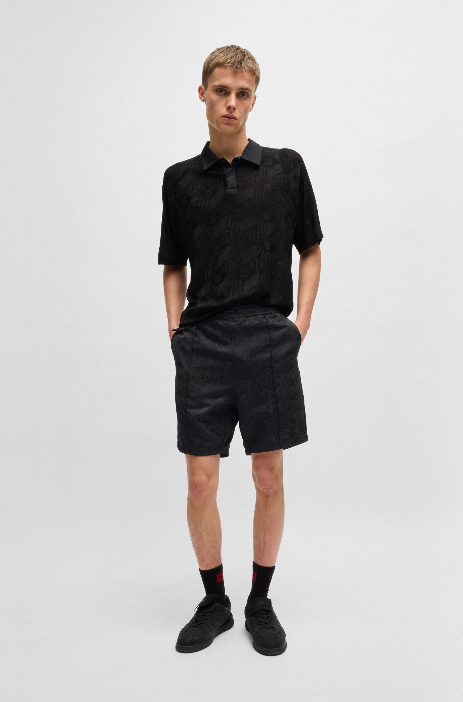 HUGO - Quần shorts dáng relaxed in logo hình học