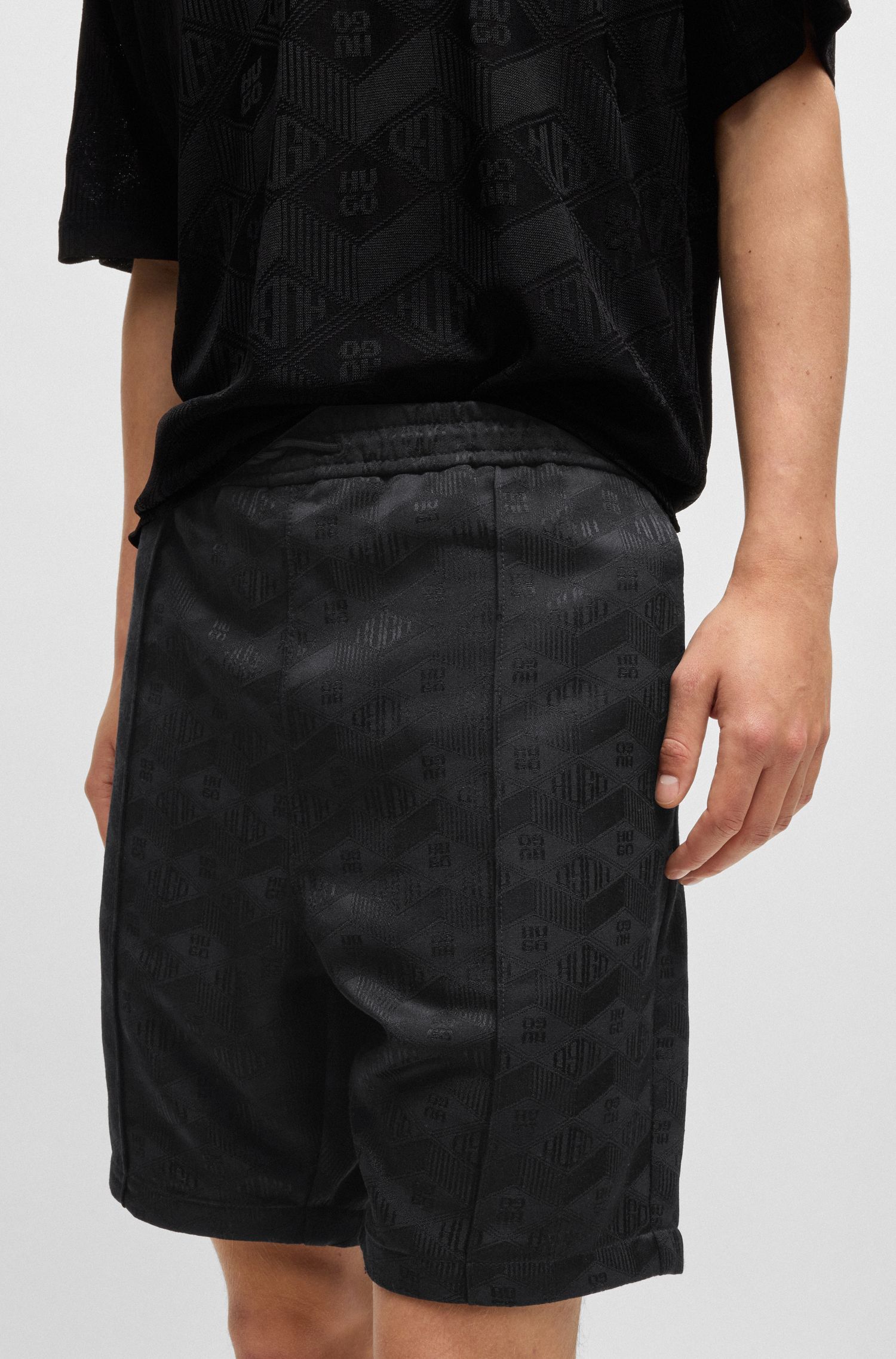 HUGO - Quần shorts dáng relaxed in logo hình học