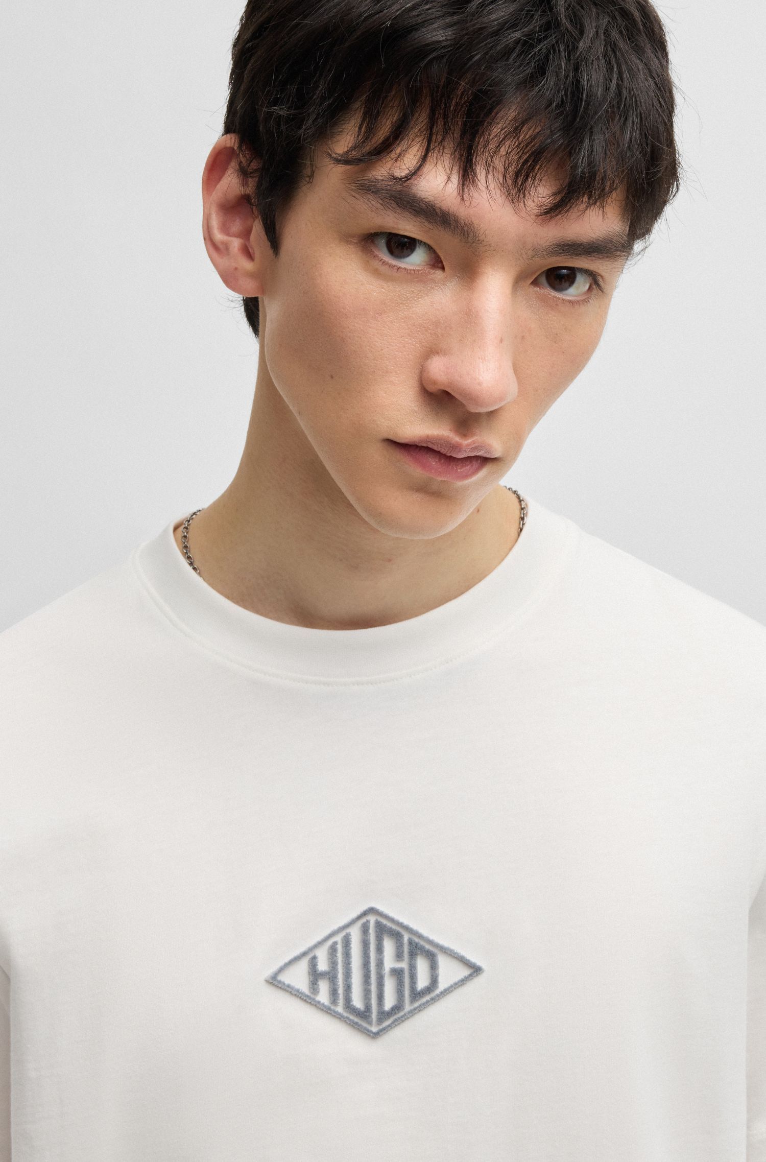 HUGO - Áo thun dáng relaxed vải cotton với logo thêu