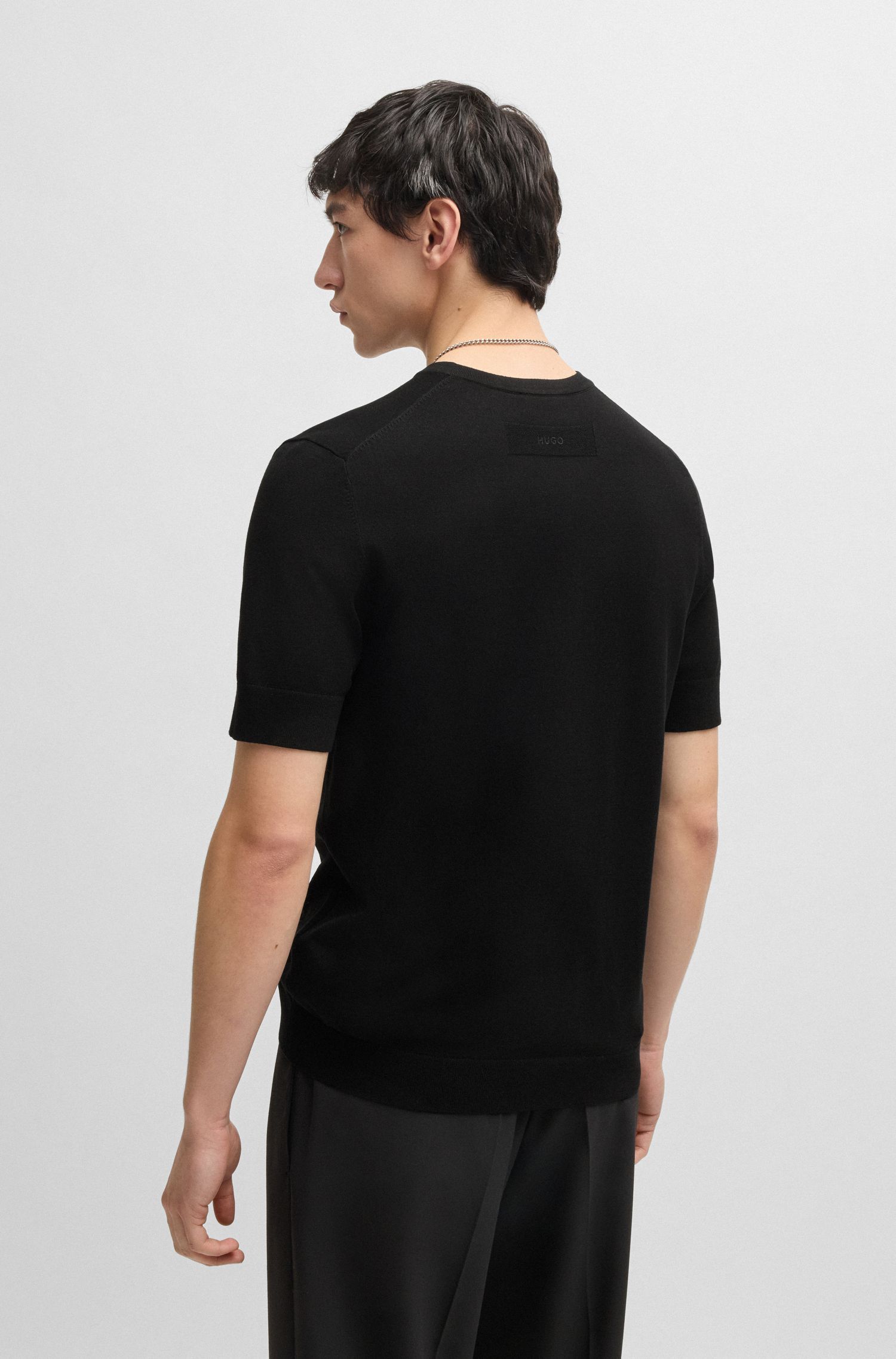 HUGO - Áo sweater dáng slim-fit ngắn tay