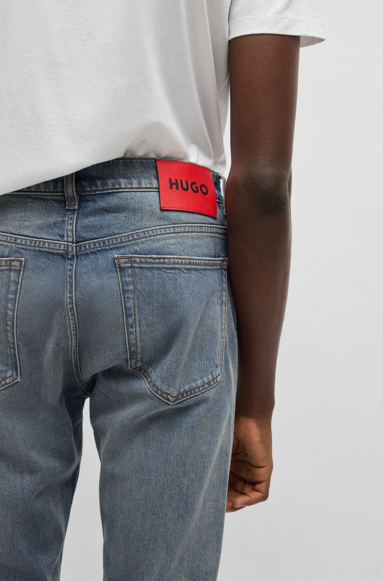 HUGO - Quần jeans dáng slim fit vải denim xám xanh co giãn