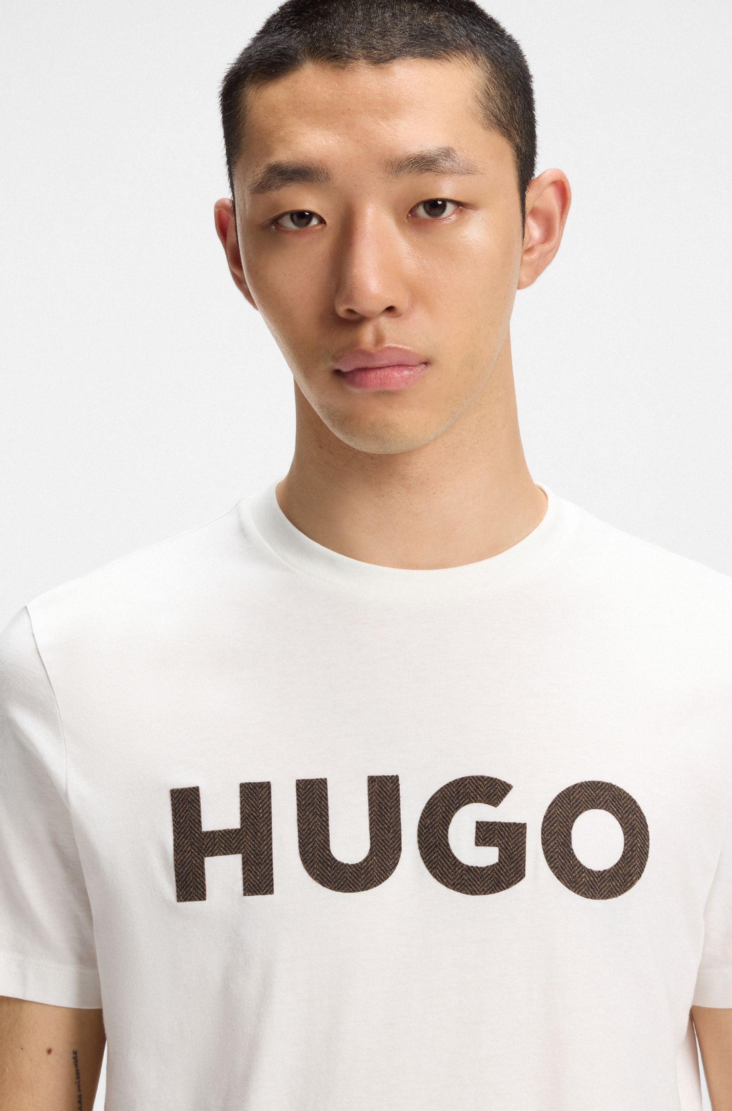 HUGO - Áo thun vải jersey cotton với logo herringbone