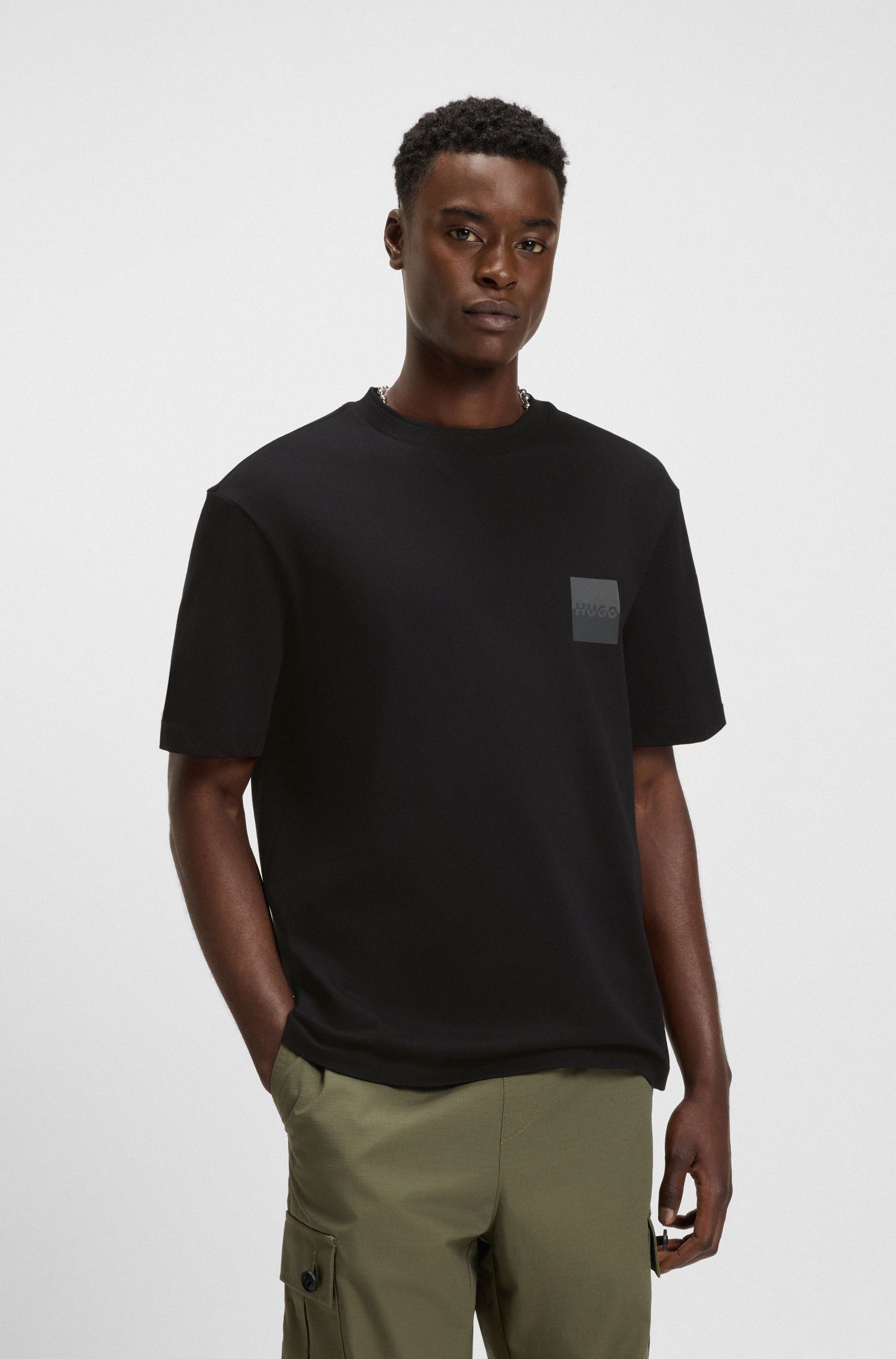 Áo thun dáng relaxed fit cotton họa tiết logo tách