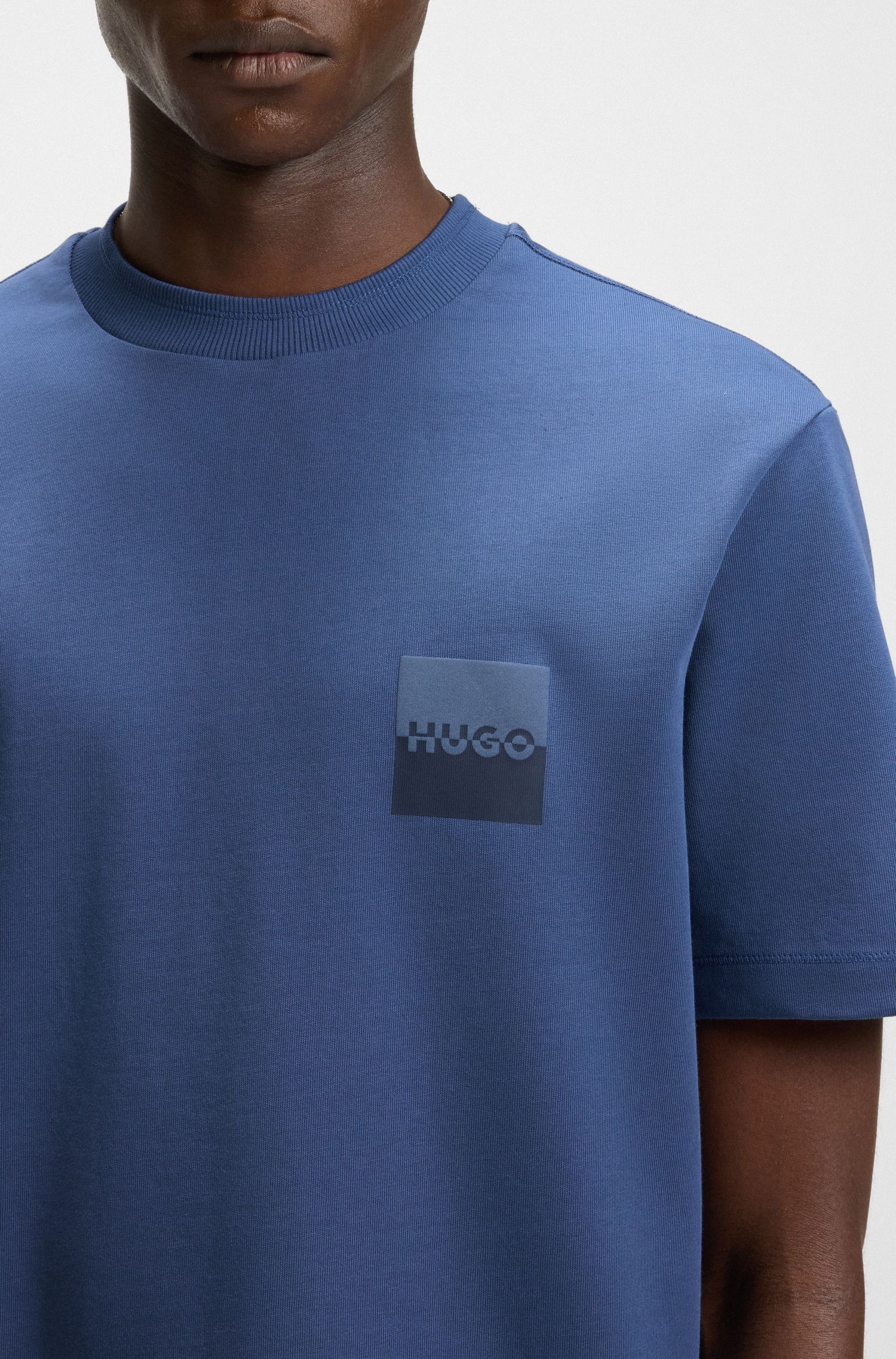 HUGO - Áo thun dáng relaxed fit cotton họa tiết logo tách