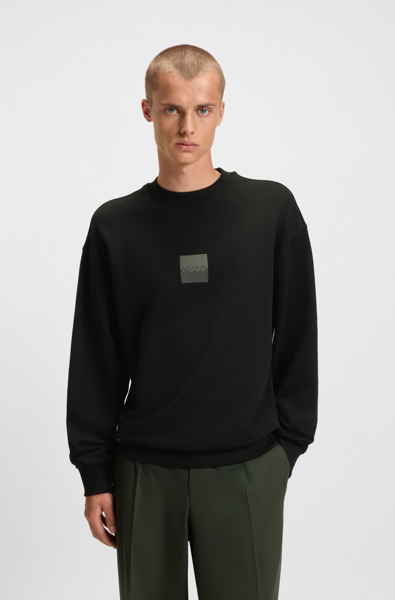 Áo nỉ cotton dáng relaxed fit họa tiết logo tách