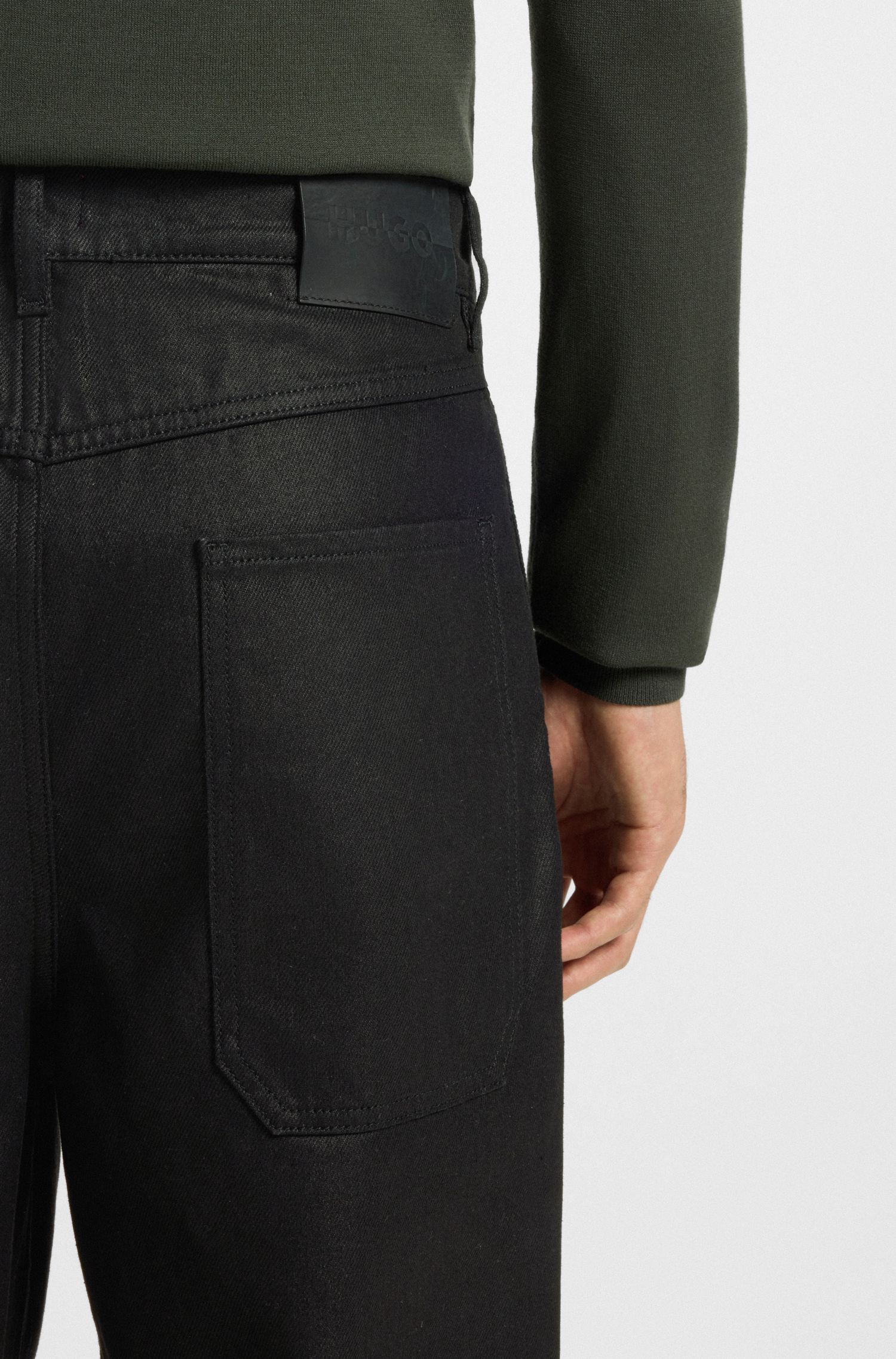 HUGO - Quần jeans nam dáng relaxed fit vải denim phủ sáp đen