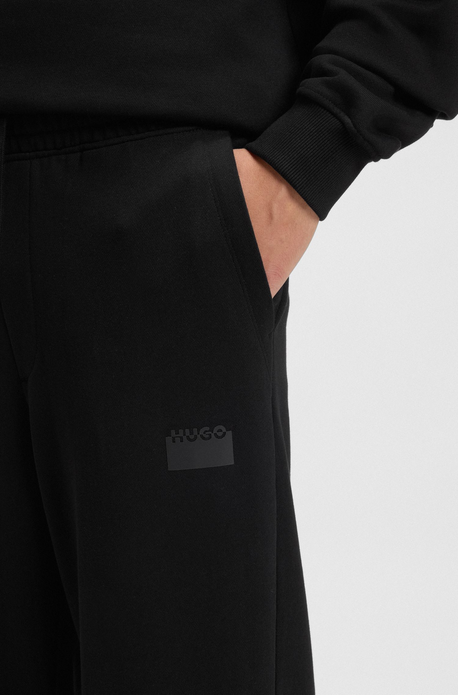 HUGO - Quần sweatpants cotton terry in logo cắt đôi