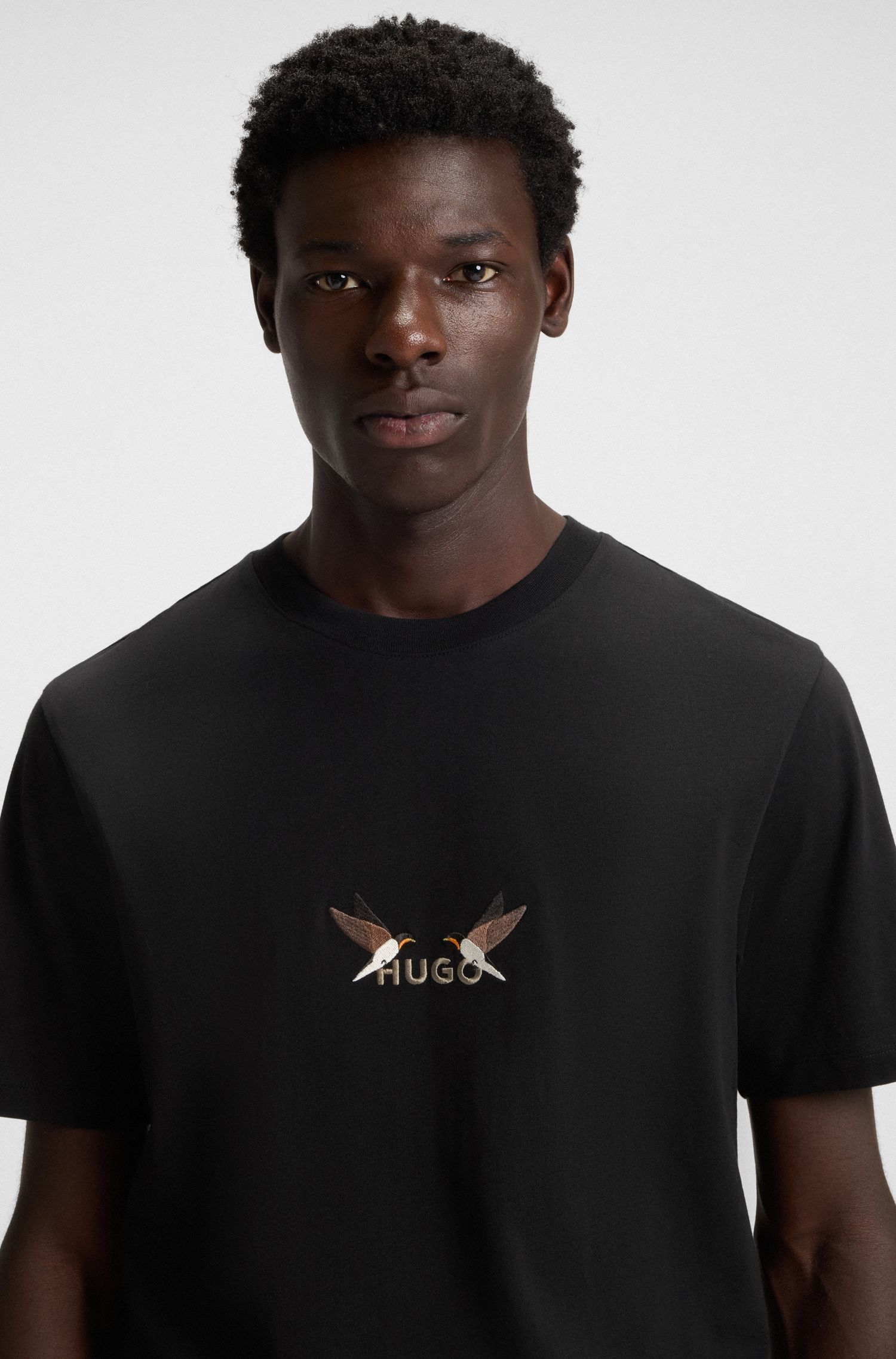 HUGO - Áo thun cotton jersey in logo thêu nghệ thuật