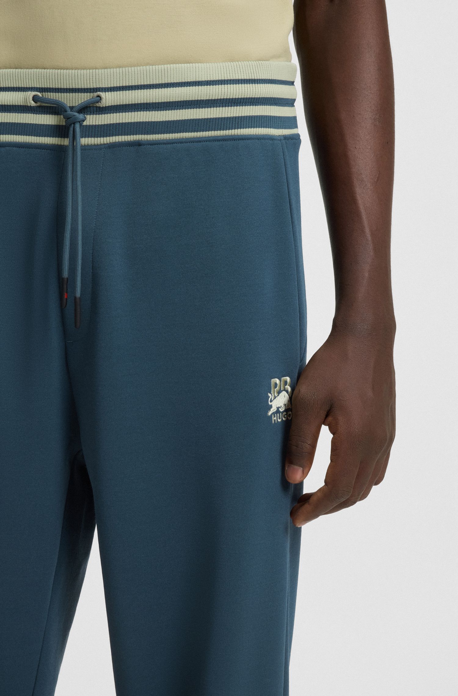 HUGO - Quần sweatpants dáng oversized HUGO x RB với cạp quần sọc