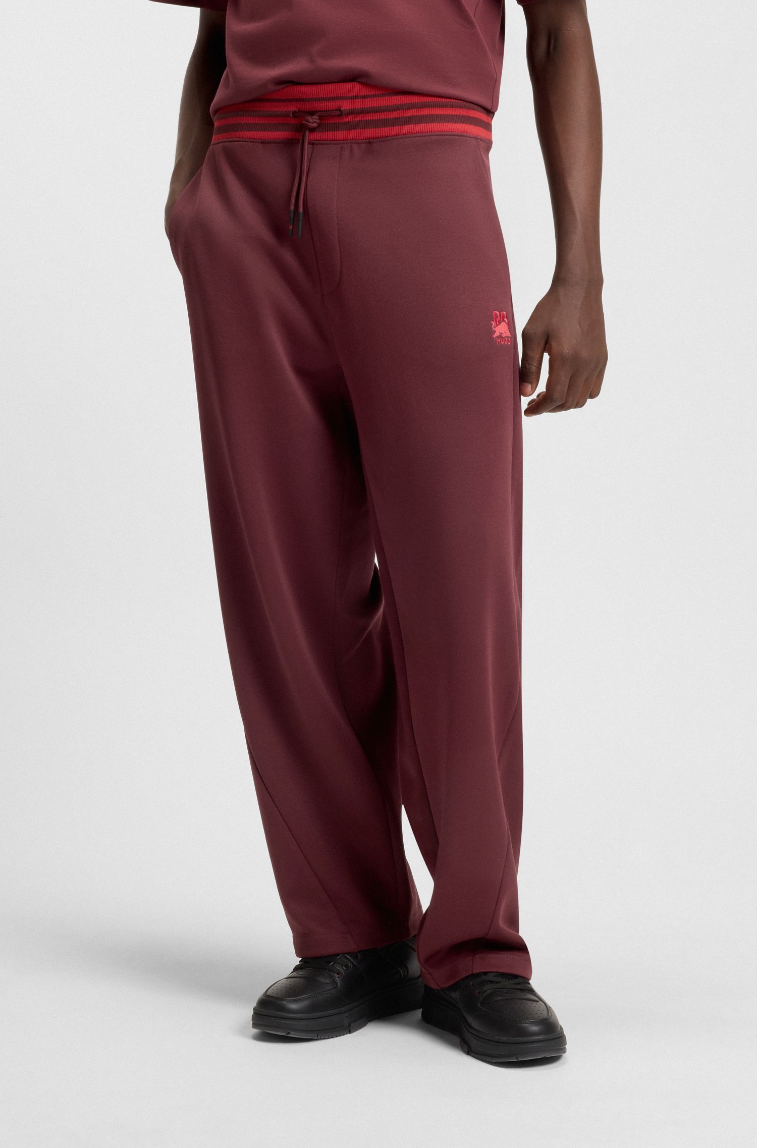 Quần sweatpants dáng oversized HUGO x RB với cạp quần sọc