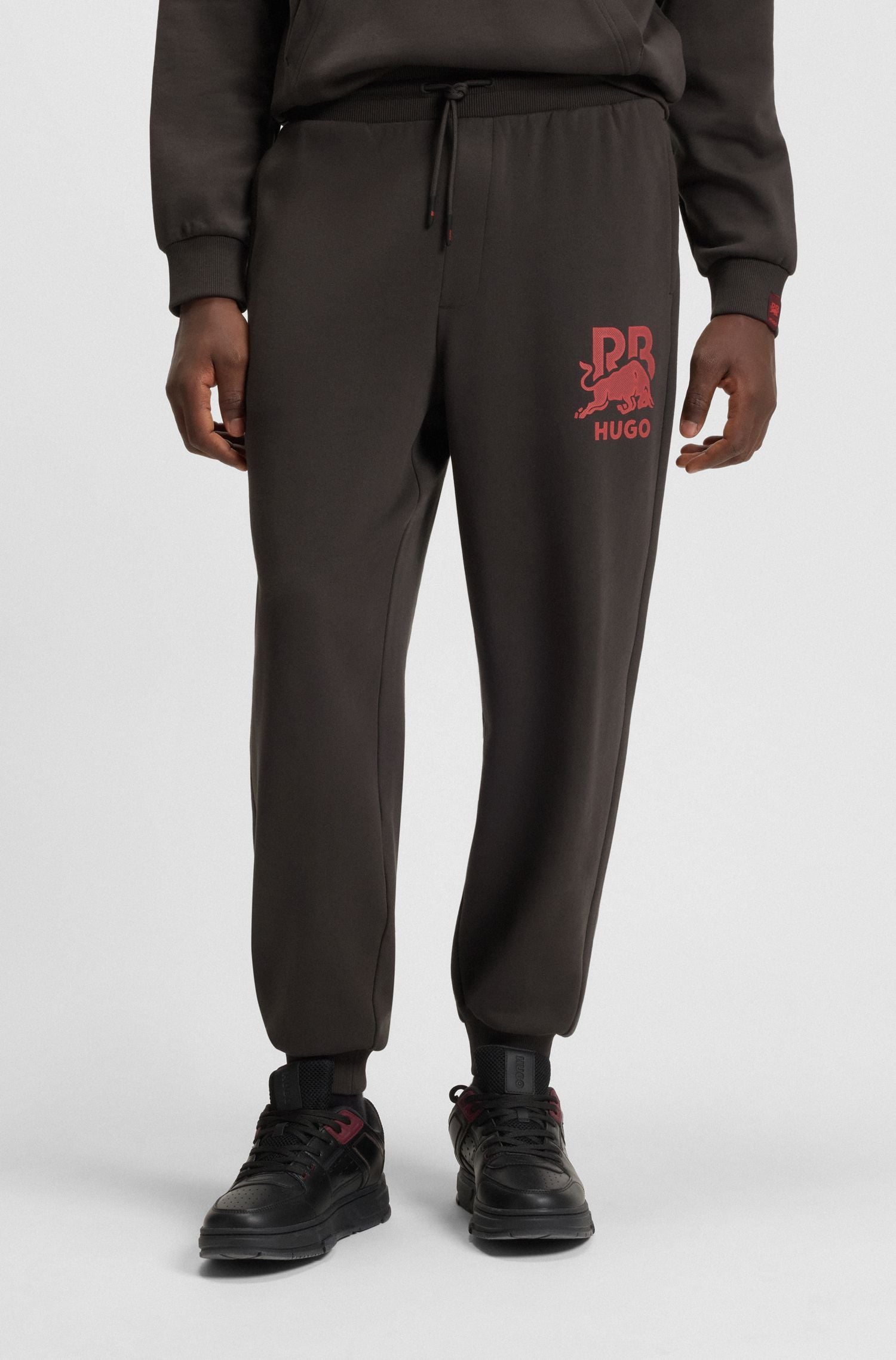 Quần sweatpants cotton terry HUGO x RB với hình in bò tót Racing Bulls