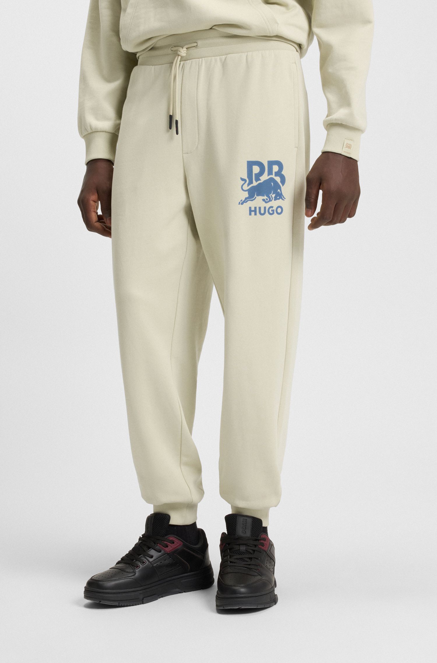 Quần sweatpants cotton terry HUGO x RB với hình in bò tót Racing Bulls