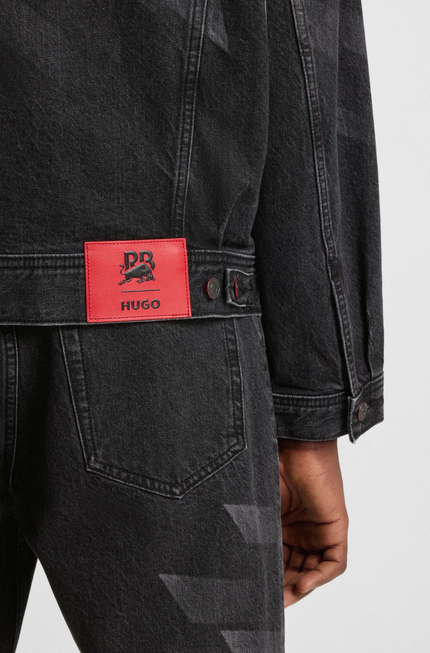 HUGO - Áo khoác denim đen HUGO x RB với họa tiết khắc laser