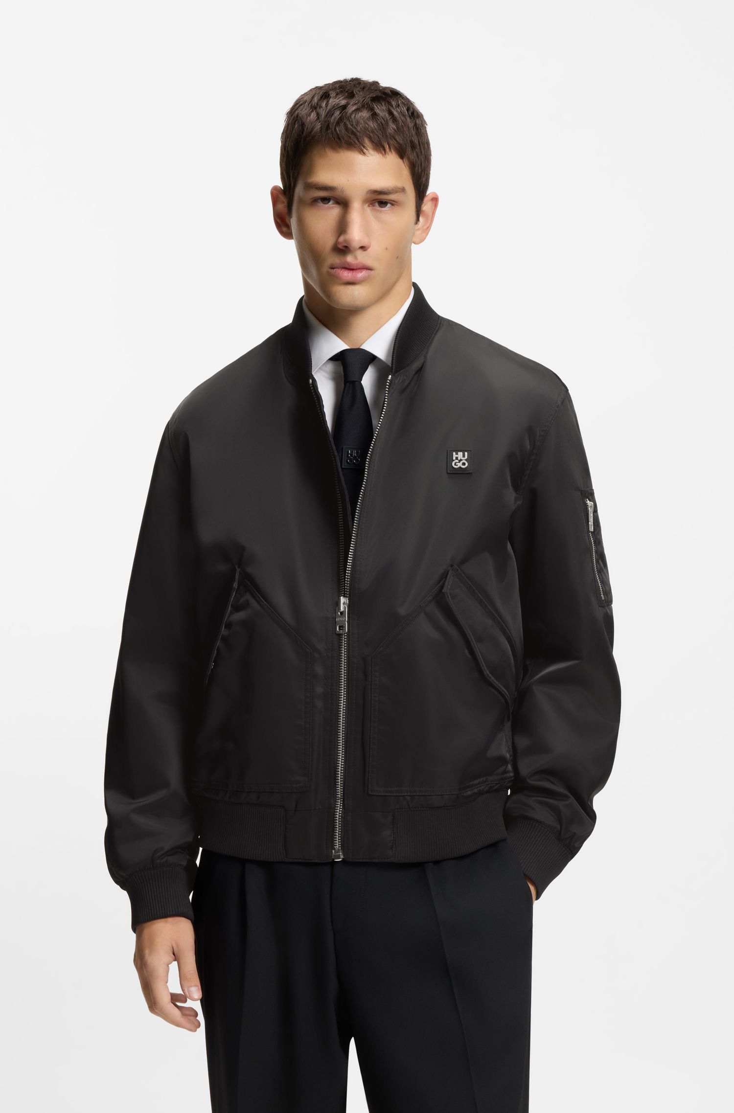 Áo khoác bomber chống thấm nước với logo xếp chồng
