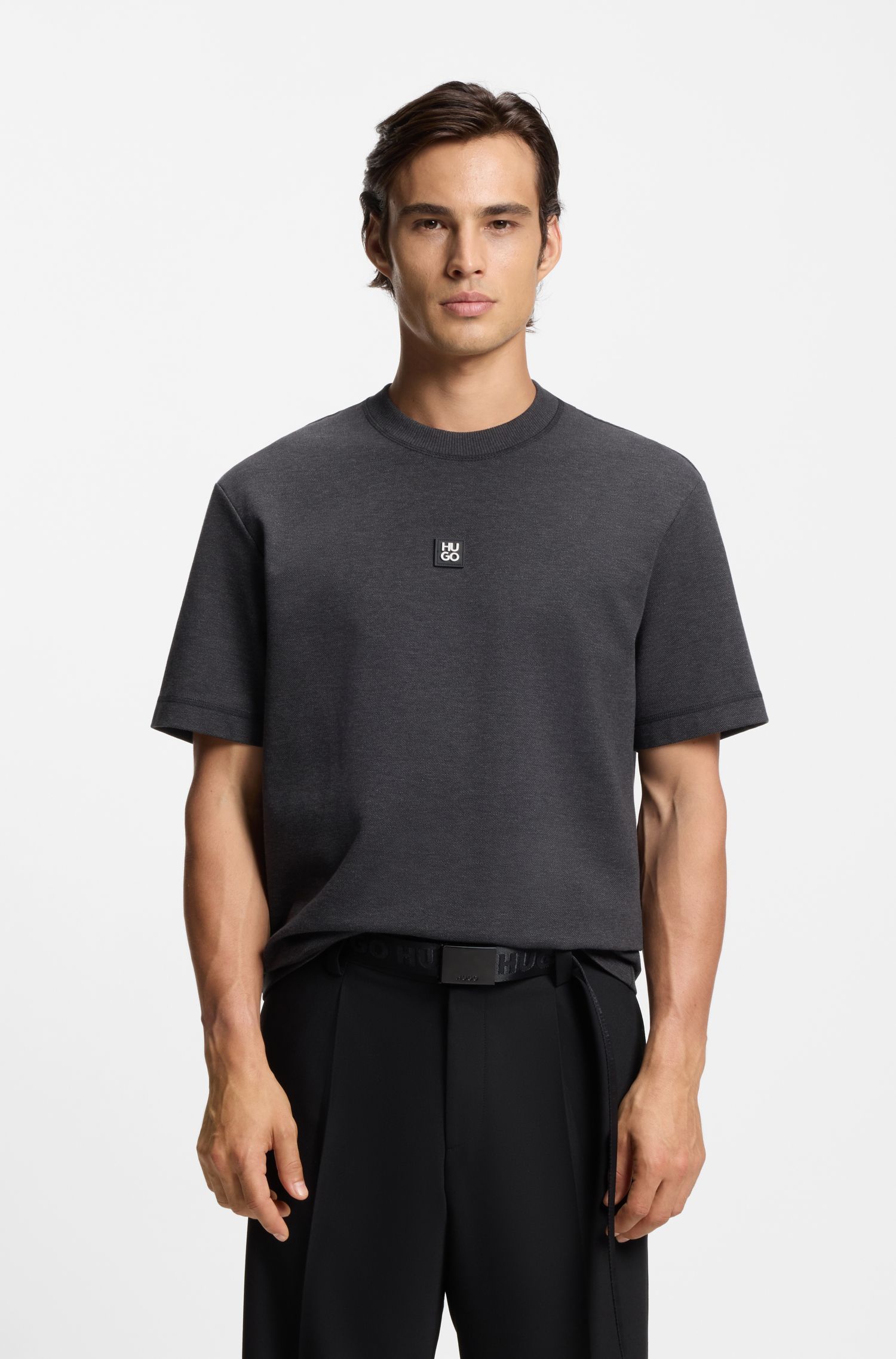 Áo thun in logo xếp chồng, chất liệu pha cotton