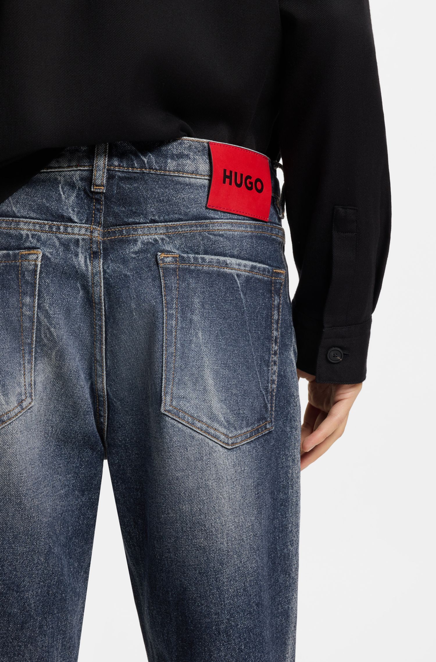 Quần jeans tapered-fit màu xanh dương, chất liệu denim co giãn thoải mái