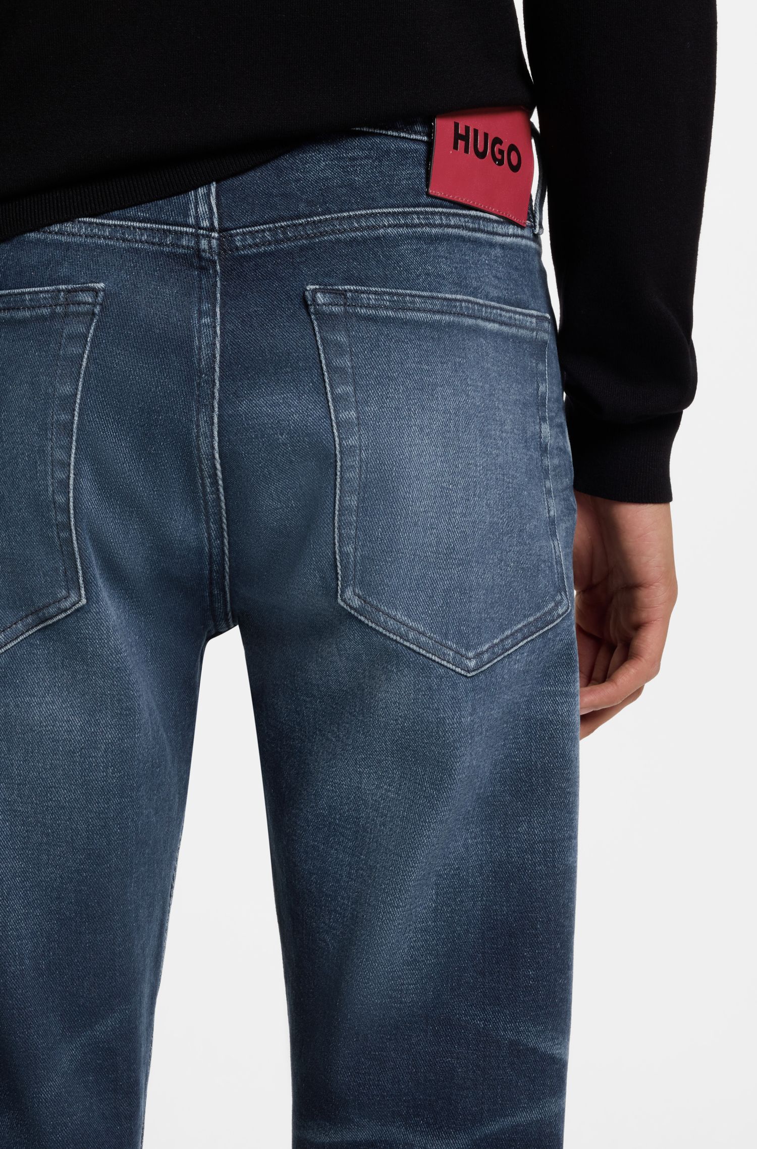 HUGO - Quần jeans dáng ôm sát màu xanh đậm, chất liệu denim co giãn.